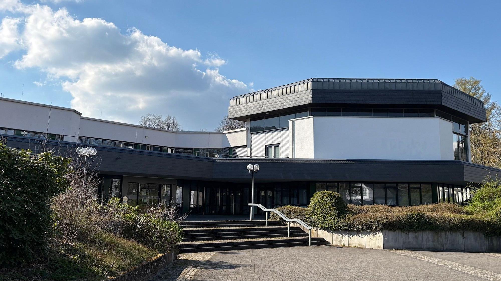 Das Foto zeigt das Rathaus der Gemeinde Reichshof in Denklingen samt Vorplatz an einem sonnigen Nachmittag.