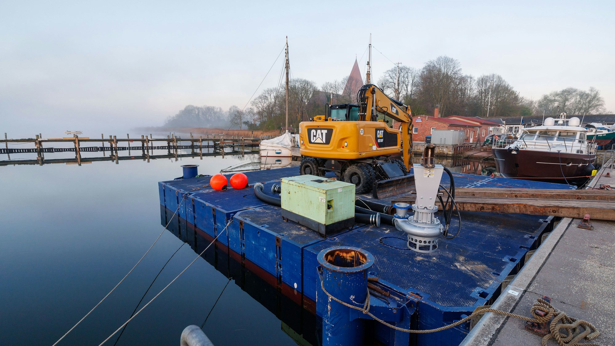 Der Bagger auf einem Ponton soll bei der Rettung des Buckelwals vor der Ostseeinsel Poel eingesetzt werden.