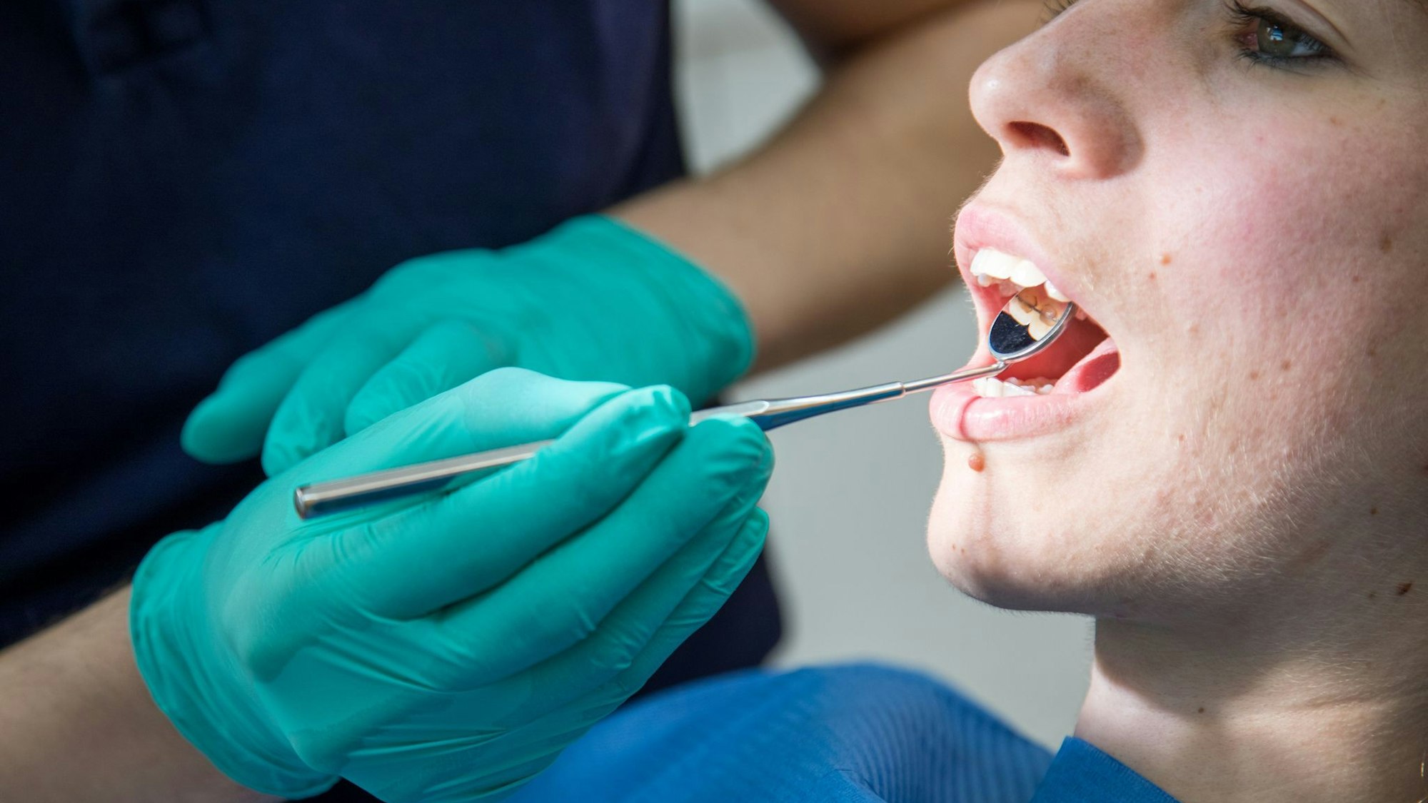 Zahnarzt behandelt eine Patientin