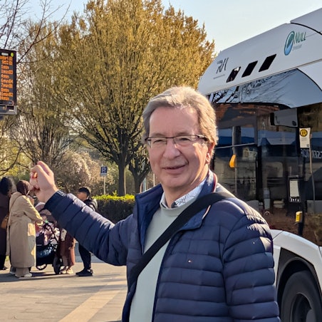 Das Foto zeigt Christian Karaus an der Haltestelle „Hermülheim Stadtbahn“.
