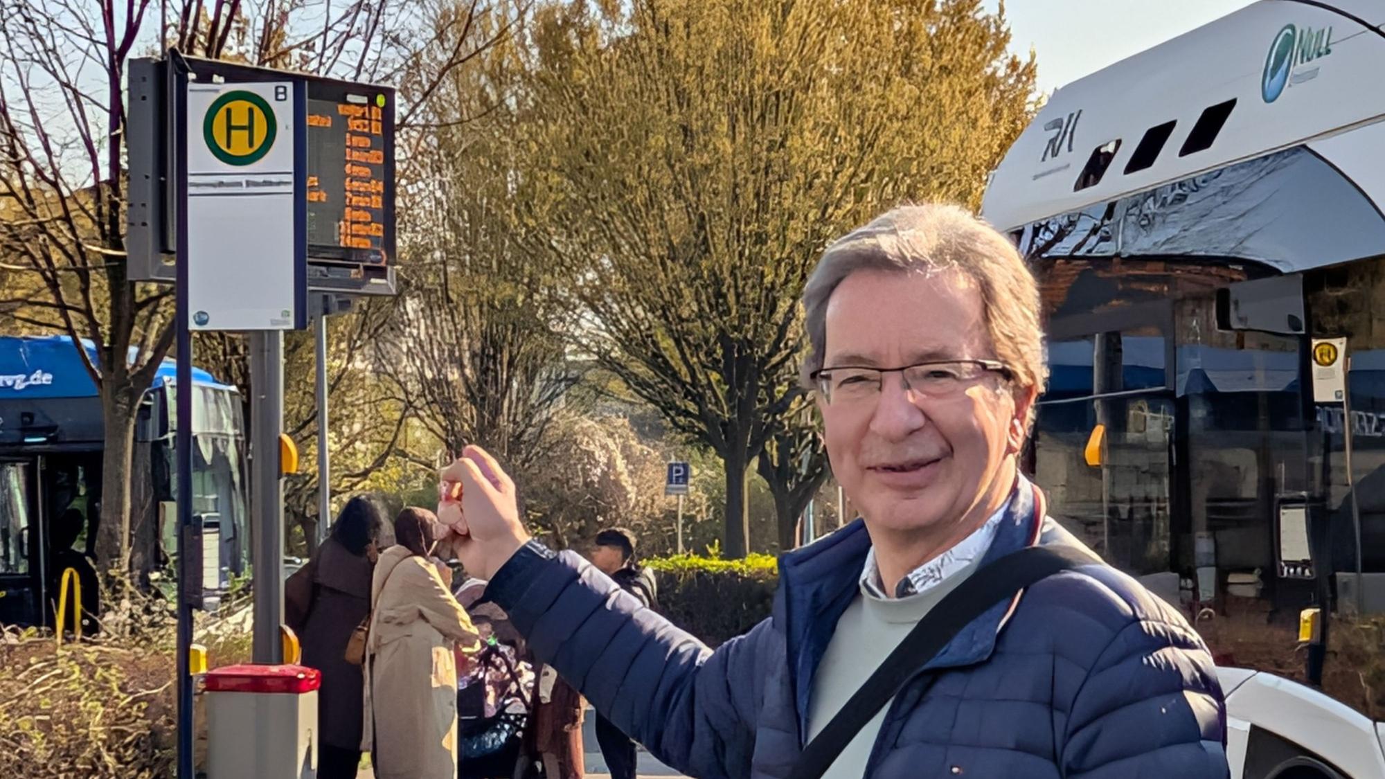 Das Foto zeigt Christian Karaus an der Haltestelle „Hermülheim Stadtbahn“.