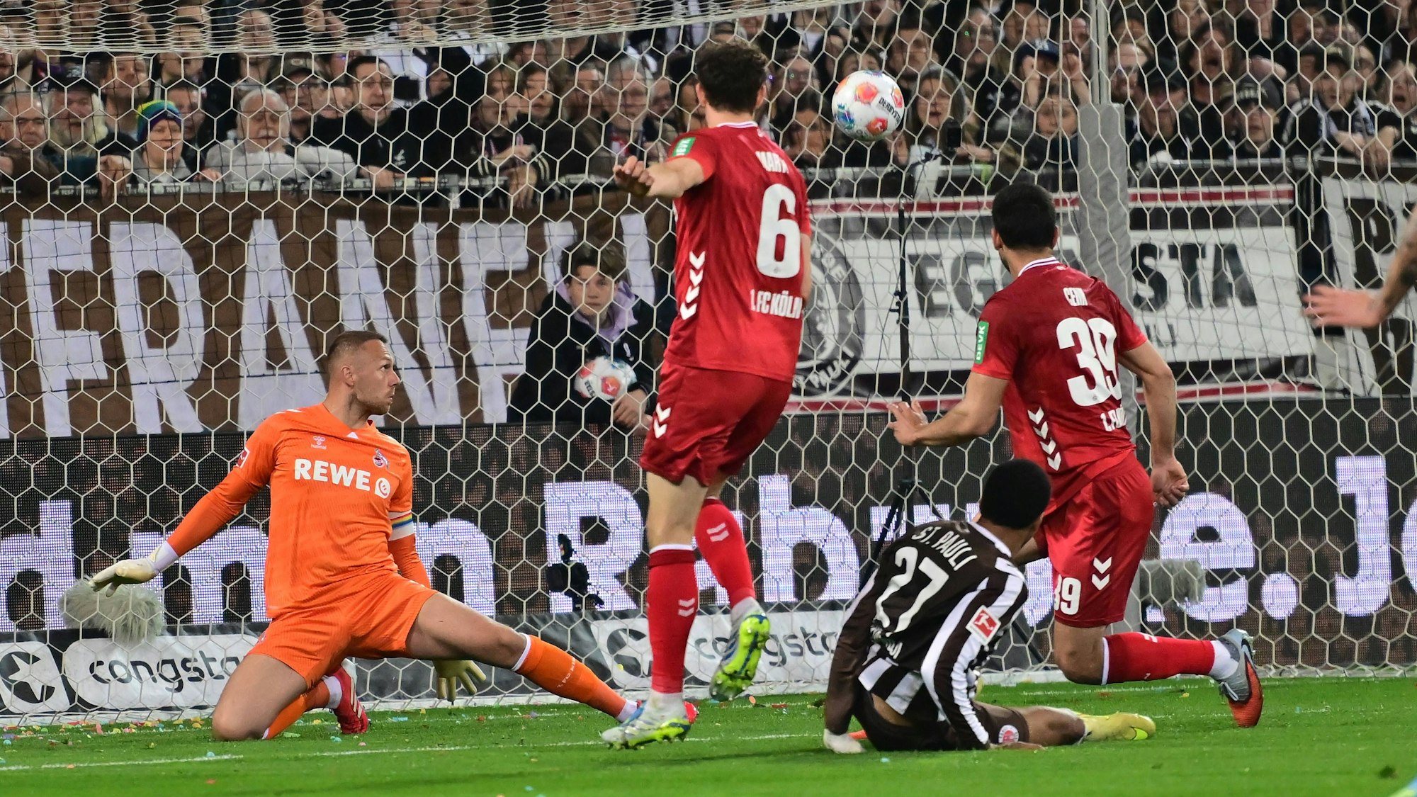 Marvin Schwäbe bei seiner sensationellen Fußabwehr gegen Paulis Andreas Hountondji