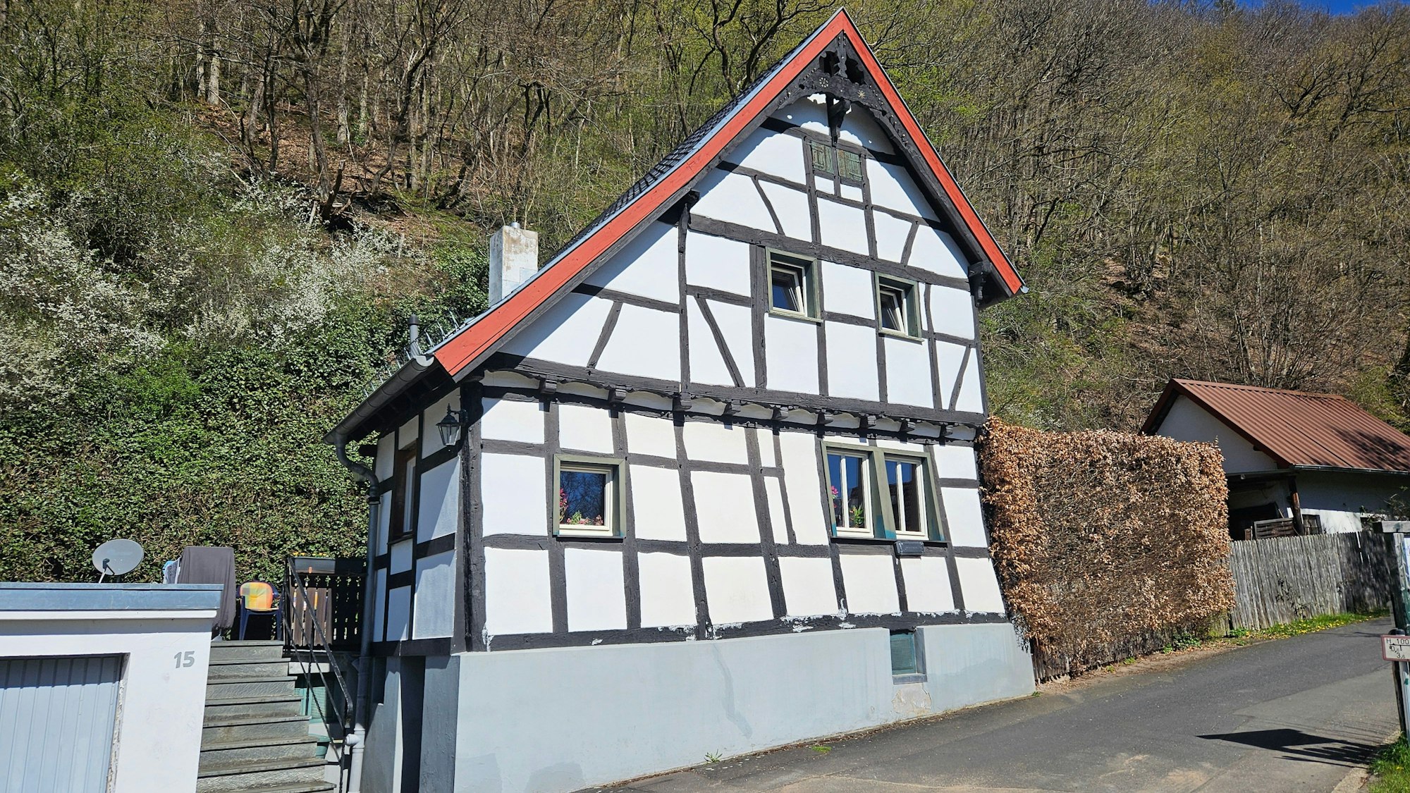 Das Foto zeigt ein alleinstehendes Fachwerkhaus.