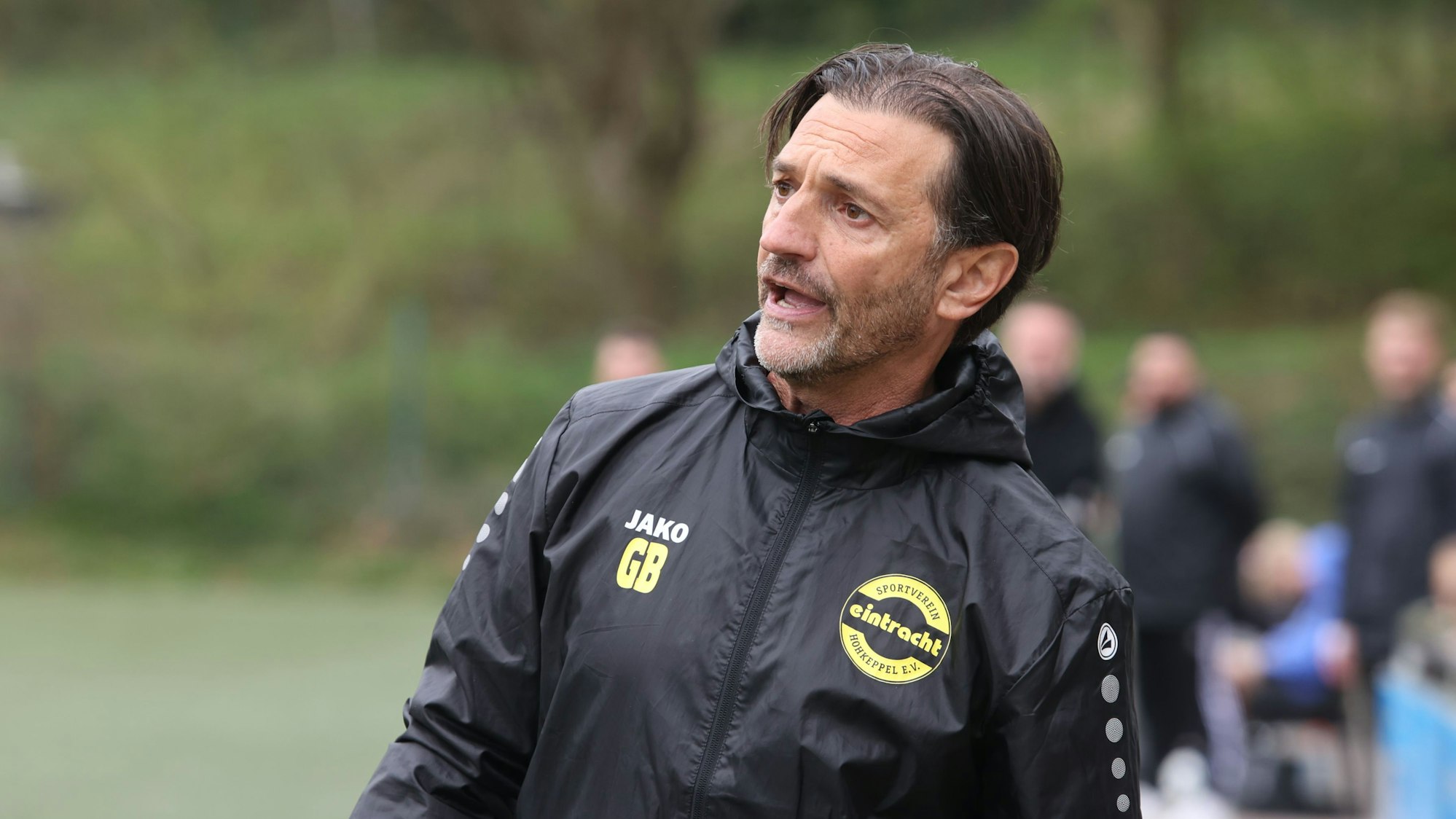 Zu sehen ist ein Fußballtrainer am Spielfeldrand