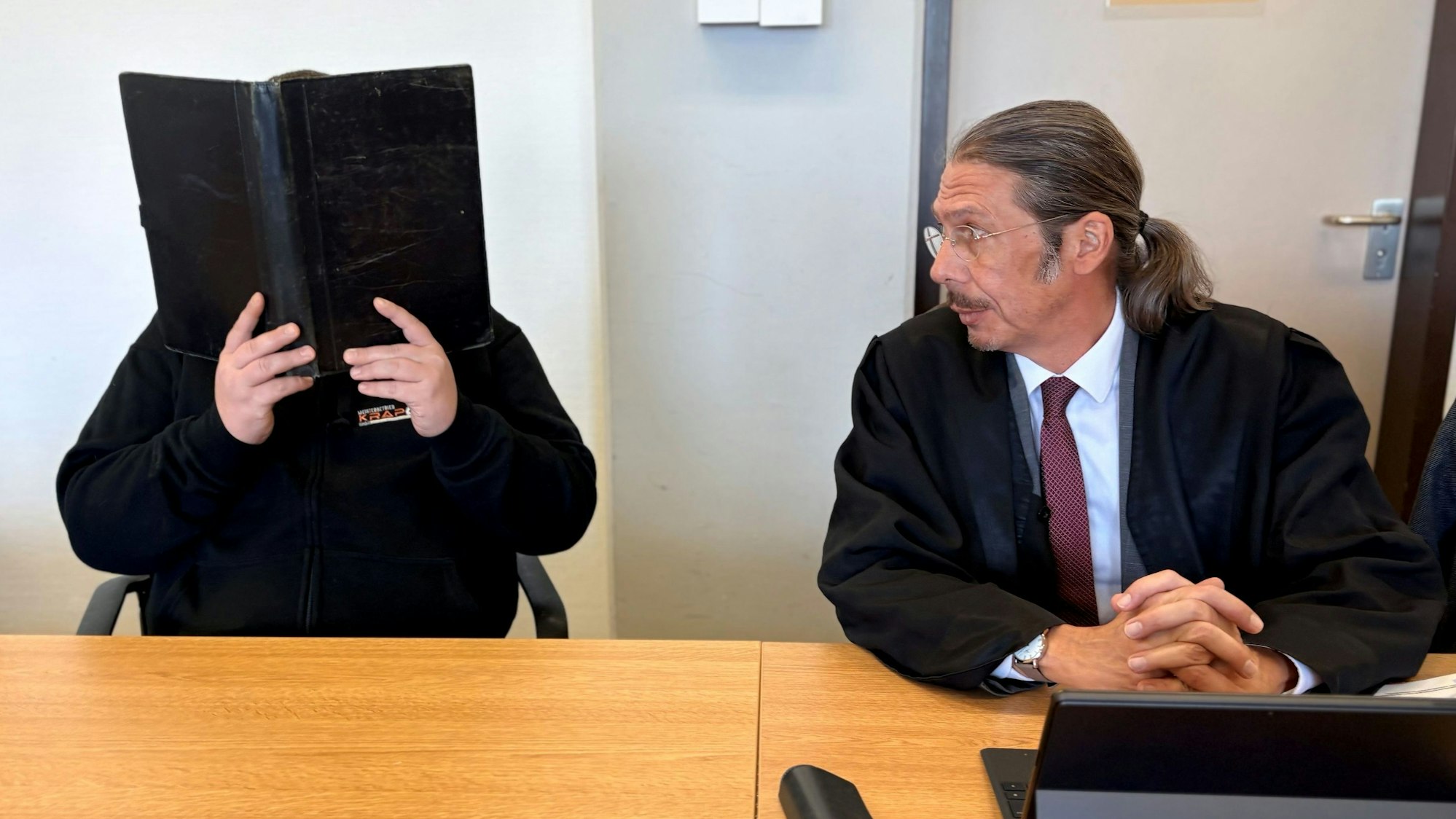 Der Angeklagte mit seinem Verteidiger Ingo Lindemann beim Prozessauftakt im Kölner Landgericht