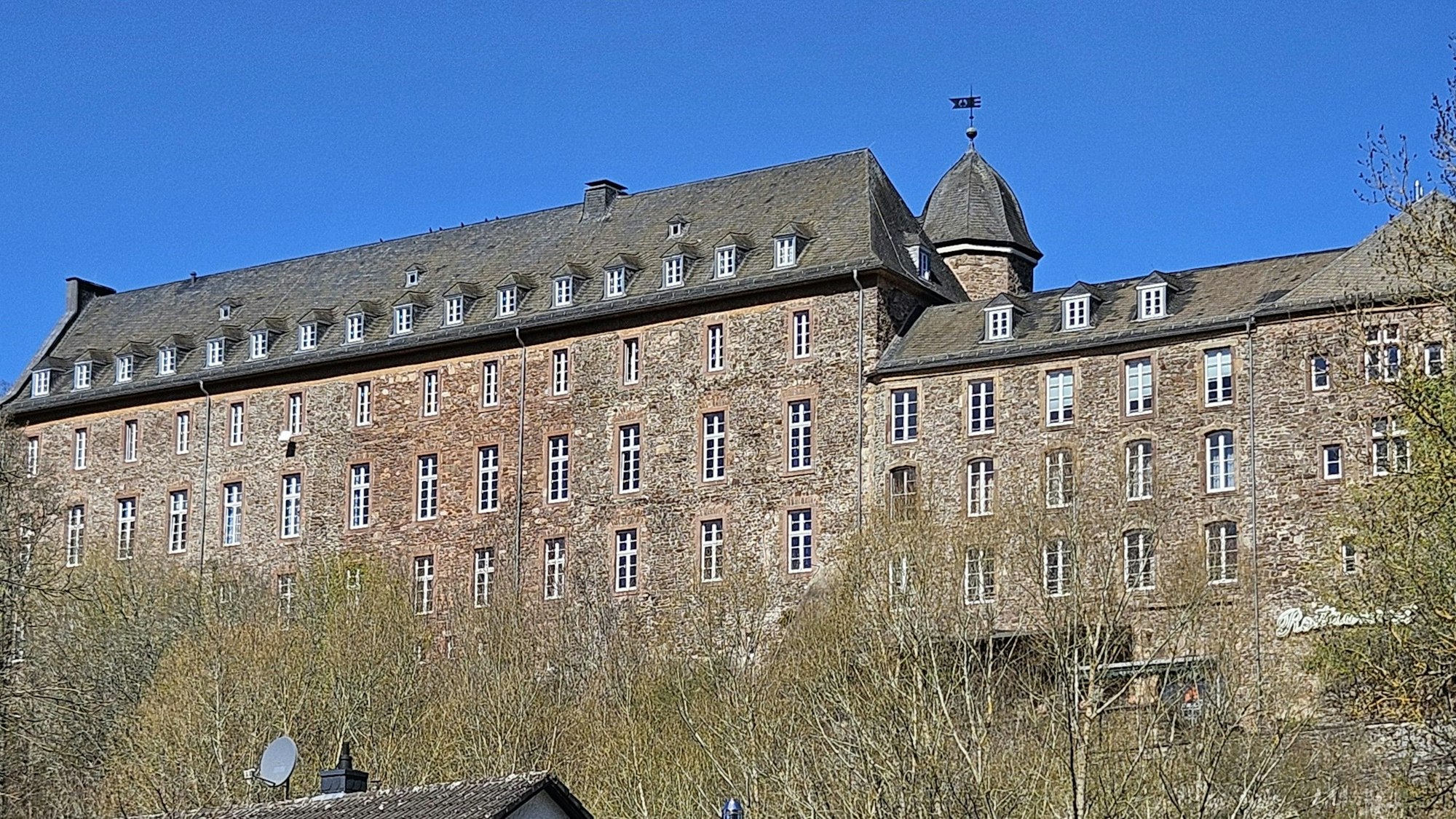Blick auf das Schleidener Schloss vom Tal aus.