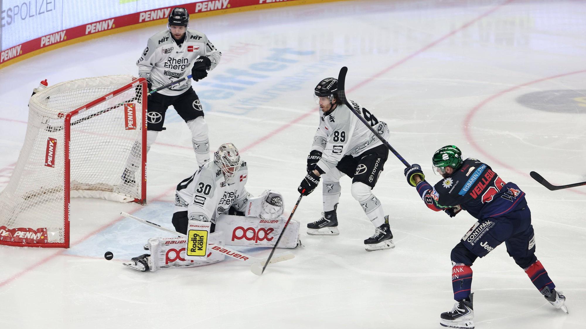 Haie-Torwart Janne Juvonen stand am Freitagabend in Berlin erneut zu oft im Mittelpunkt.