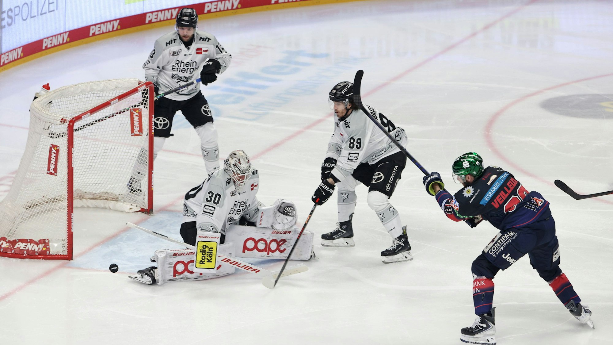 Haie-Torwart Janne Juvonen stand am Freitagabend in Berlin erneut zu oft im Mittelpunkt.
