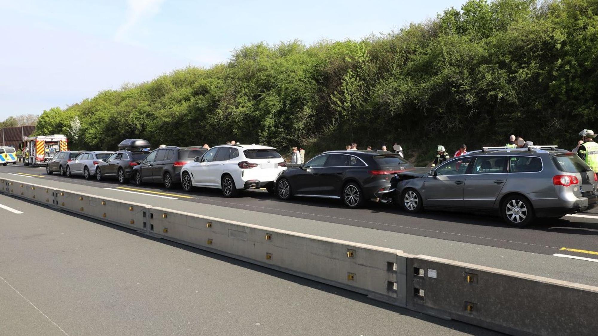 Unfall auf der A 3 bei Königswinter-Bellinghausen, sechs Fahrzeuge, sieben Verletzte, langer Stau.