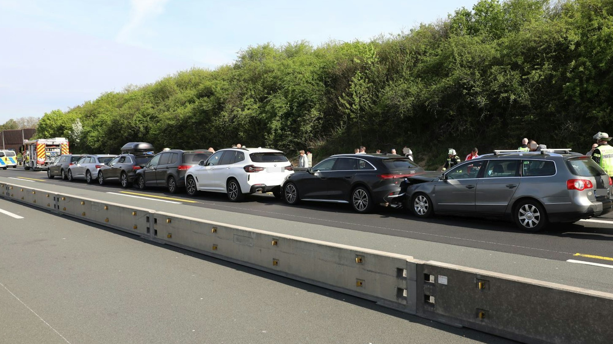 Unfall auf der A 3 bei Königswinter-Bellinghausen, sechs Fahrzeuge, sieben Verletzte, langer Stau.
