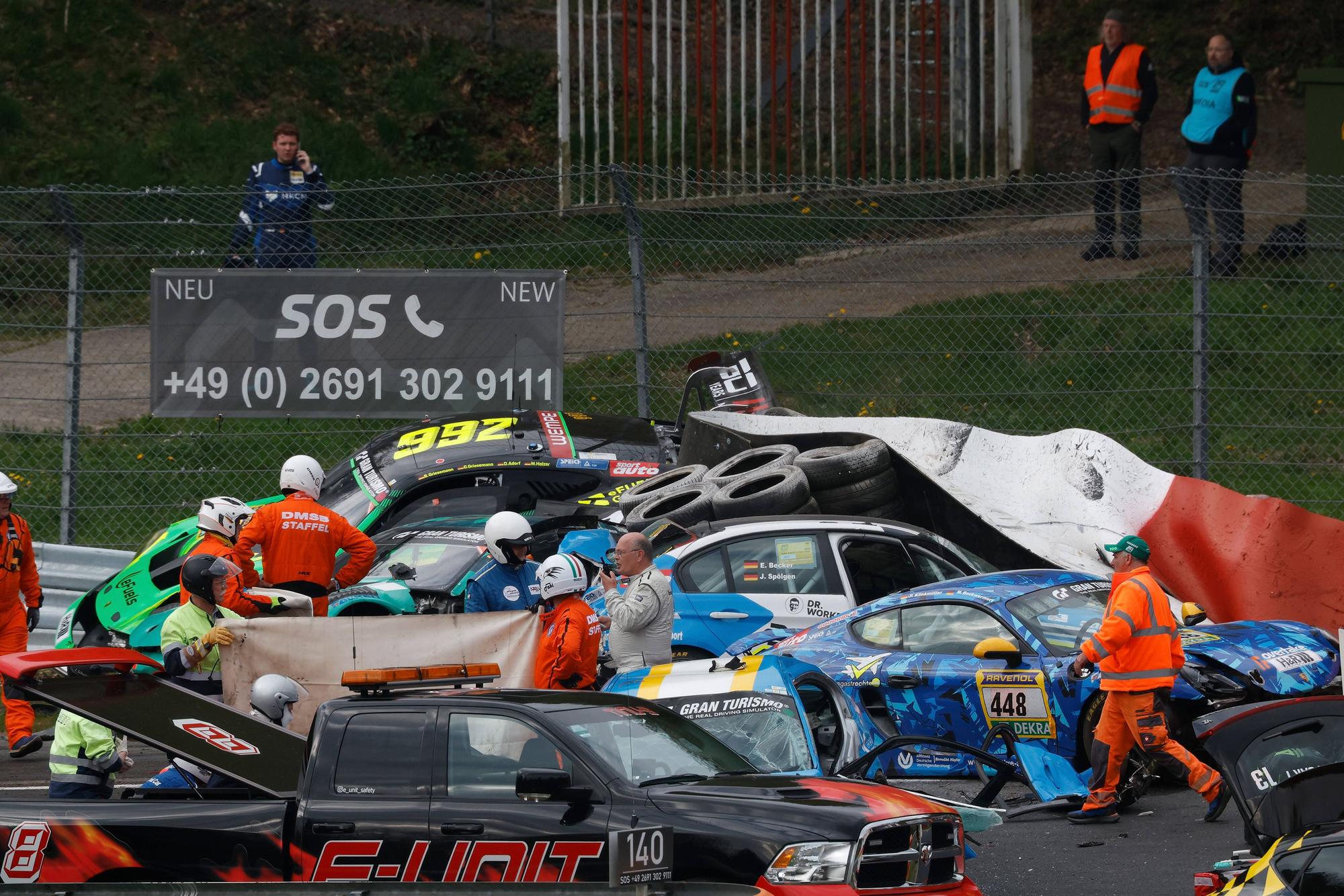 Nach einem heftigen Massencrash wurde das Rennen am Nürburgring abgebrochen.