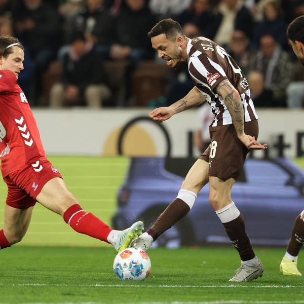 17.04.2026, Hamburg: Fußball, Männer: Bundesliga, FC St. Pauli - 1. FC Köln, 30. Spieltag, Millerntor-Stadion. Jakub Kamiński (l, 1. FC Köln) und Mathias Pereira Lage (M, FC St. Pauli) kämpfen um den Ball. Foto: Christian Charisius/dpa - WICHTIGER HINWEIS: Gemäß den Vorgaben der DFL Deutsche Fußball Liga bzw. des DFB Deutscher Fußball-Bund ist es untersagt, in dem Stadion und/oder vom Spiel angefertigte Fotoaufnahmen in Form von Sequenzbildern und/oder videoähnlichen Fotostrecken zu verwerten bzw. verwerten zu lassen. +++ dpa-Bildfunk +++