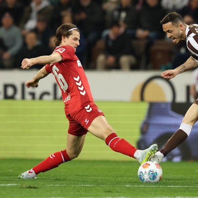 17.04.2026, Hamburg: Fußball, Männer: Bundesliga, FC St. Pauli - 1. FC Köln, 30. Spieltag, Millerntor-Stadion. Jakub Kamiński (l, 1. FC Köln) und Mathias Pereira Lage (M, FC St. Pauli) kämpfen um den Ball. Foto: Christian Charisius/dpa - WICHTIGER HINWEIS: Gemäß den Vorgaben der DFL Deutsche Fußball Liga bzw. des DFB Deutscher Fußball-Bund ist es untersagt, in dem Stadion und/oder vom Spiel angefertigte Fotoaufnahmen in Form von Sequenzbildern und/oder videoähnlichen Fotostrecken zu verwerten bzw. verwerten zu lassen. +++ dpa-Bildfunk +++