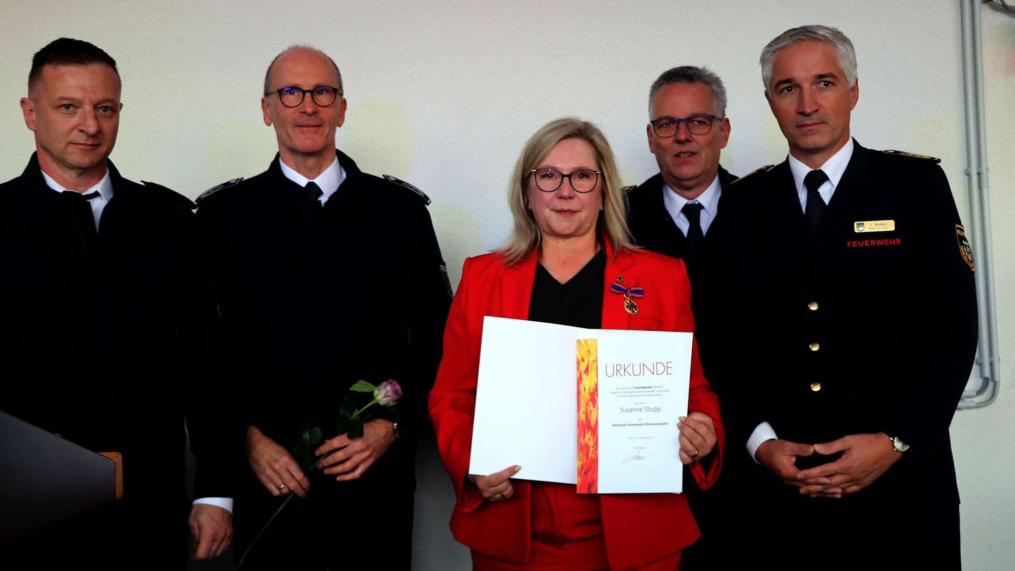 Kurz vor ihrem Ausscheiden als Bürgermeisterin war Susanne Stupp im September 2025 mit der Feuerwehr-Ehrenmedaille ausgezeichnet worden.