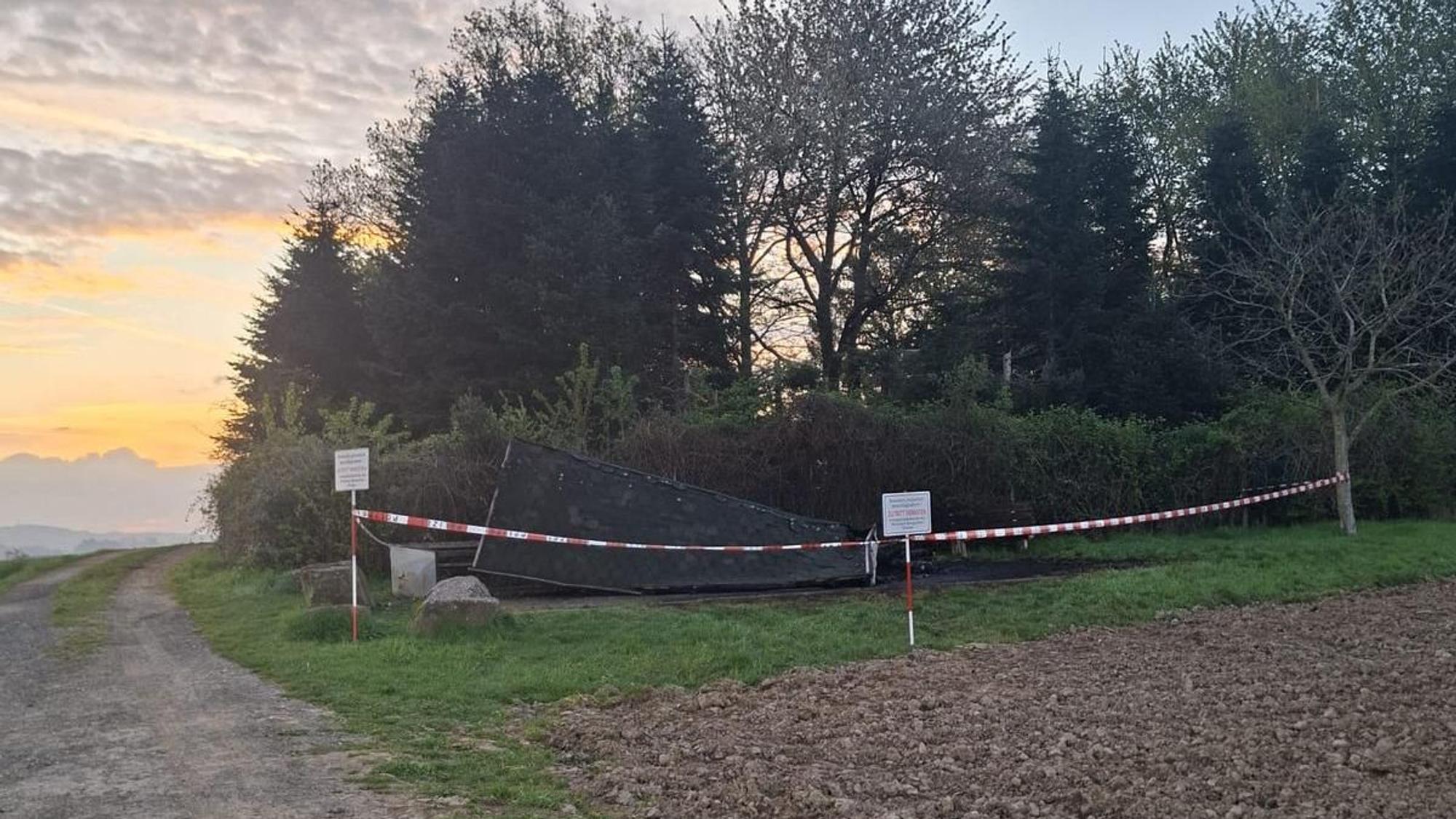 Der Standort der ehemaligen Wanderhütte bei Overath-Eulenthal ist mit Polizeiband abgesperrt.