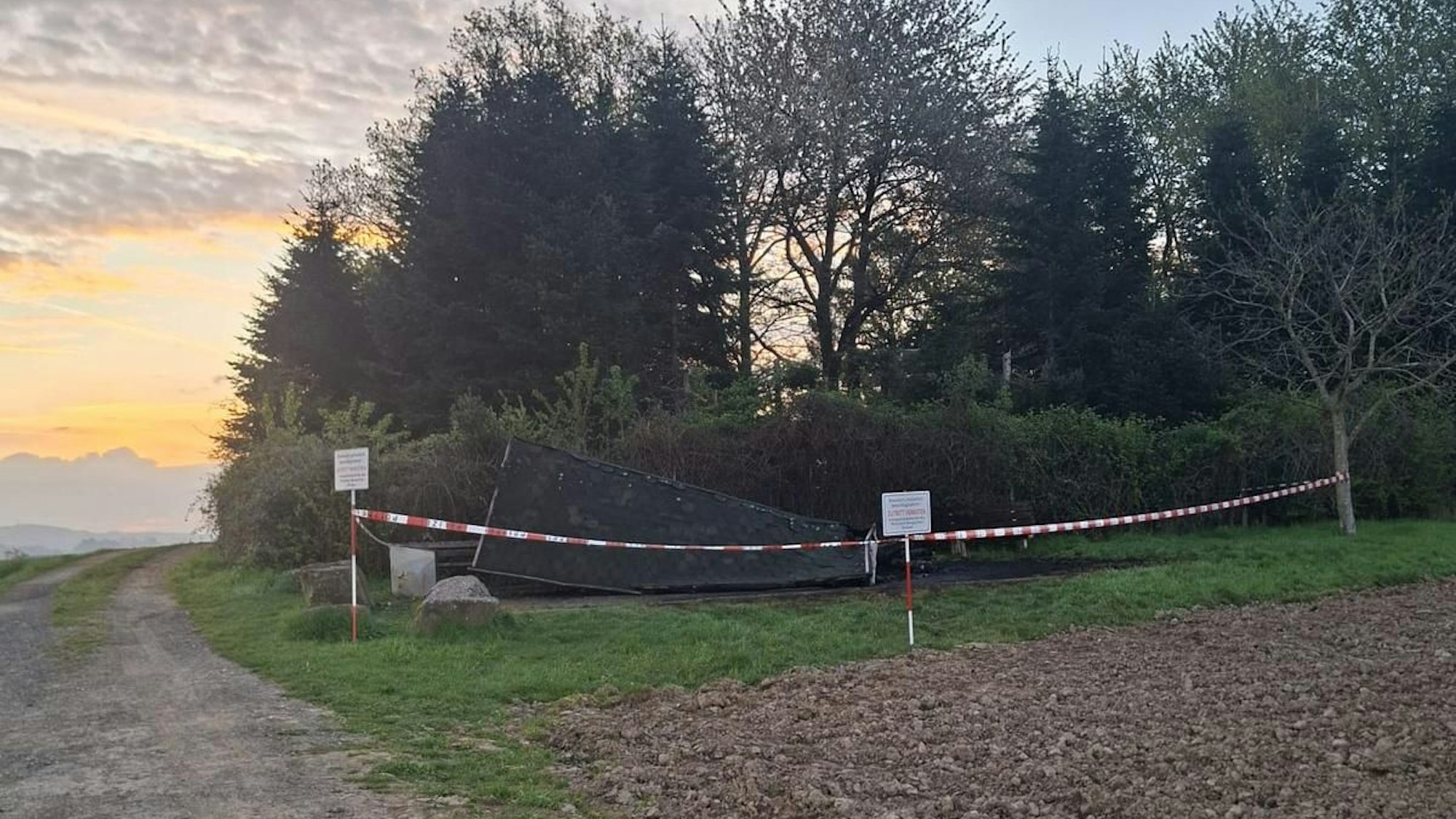 Der Standort der ehemaligen Wanderhütte bei Overath-Eulenthal ist mit Polizeiband abgesperrt.