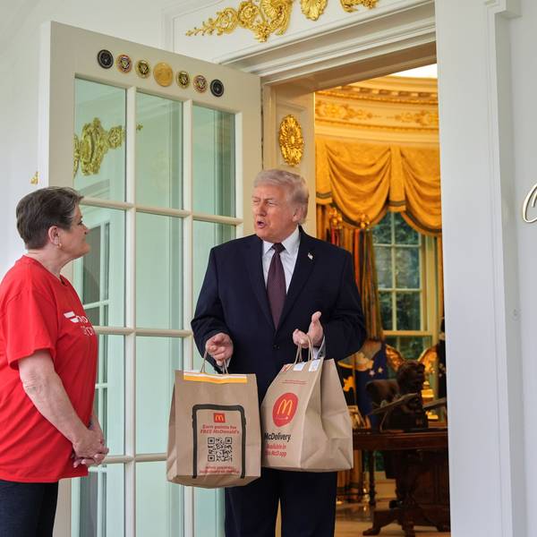 13.04.2026, USA, Washington: US-Präsident Donald Trump spricht mit einer Frau von Door Dash, die ihm zwei Tüten mit McDonald's-Essen zum Oval Office des Weißen Hauses geliefert hat. Foto: Alex Brandon/AP/dpa +++ dpa-Bildfunk +++