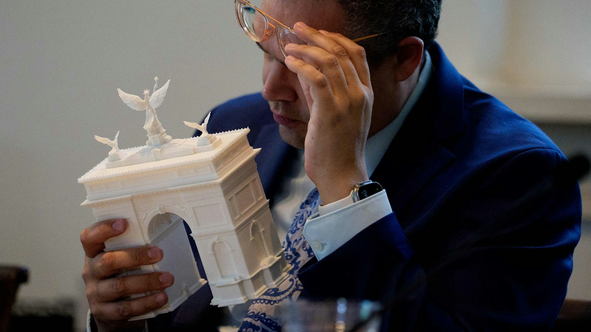 WASHINGTON, DC - APRIL 16: Commission of Fine Arts commission member Matthew Taylor inspects a model of President Donald Trump's proposed triumphal arch to commemorate the country's 250th anniversary during a public meeting of the Commission of Fine Arts at the National Building Museum on April 16, 2026 in Washington, DC. The Commission of Fine Arts voted unanimously to move forward with a proposed 250-foot arch informally dubbed the "Arc de Trump" that would sit in a roundabout near Memorial Bridge on the Arlington, Virginia side of the Potomac River between Arlington Cemetery and the Lincoln Memorial. Andrew Harnik/Getty Images/AFP (Photo by Andrew Harnik / GETTY IMAGES NORTH AMERICA / Getty Images via AFP)
