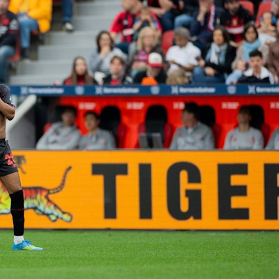 18.04.2026, Nordrhein-Westfalen, Leverkusen: Fußball, Männer: Bundesliga, Bayer Leverkusen - FC Augsburg, 30. Spieltag, BayArena: Nathan Tella (Bayer Leverkusen) ägert sich. Foto: Rolf Vennenbernd/dpa - WICHTIGER HINWEIS: Gemäß den Vorgaben der DFL Deutsche Fußball Liga bzw. des DFB Deutscher Fußball-Bund ist es untersagt, in dem Stadion und/oder vom Spiel angefertigte Fotoaufnahmen in Form von Sequenzbildern und/oder videoähnlichen Fotostrecken zu verwerten bzw. verwerten zu lassen. +++ dpa-Bildfunk +++