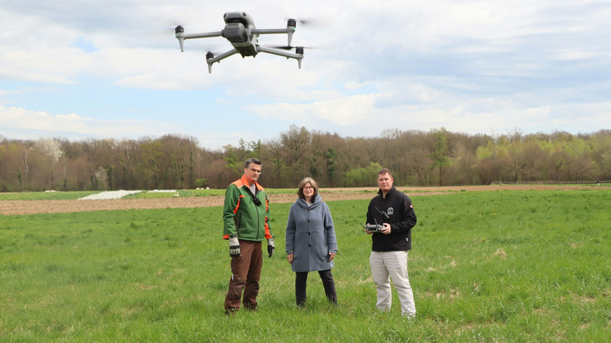 Sie sind bereit (v.l.) Alexander Roelvink, Madeleine Deutsch und Vereinsvorsitzender René Seniuk- so wie weitere etwa 17 Vereinsmitglieder.