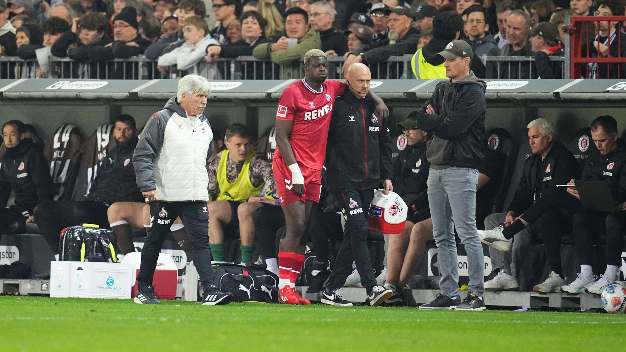 FC-Stürmer Ragnar Ache humpelt verletzt vom Feld.