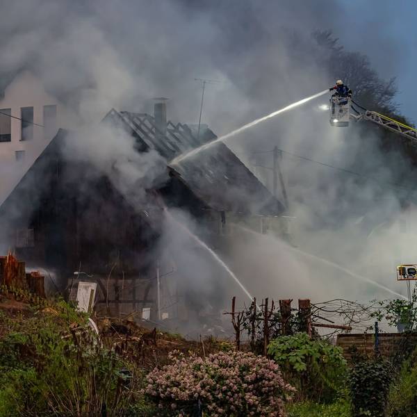 Im Gummersbacher Stadtteil Dieringhausen brennt derzeit ein leerstehendes Wohnhaus, das als vermüllt beschrieben wird. Der Großeinsatz der Feuerwehr wird sich bin in die späte Nacht hinziehen.