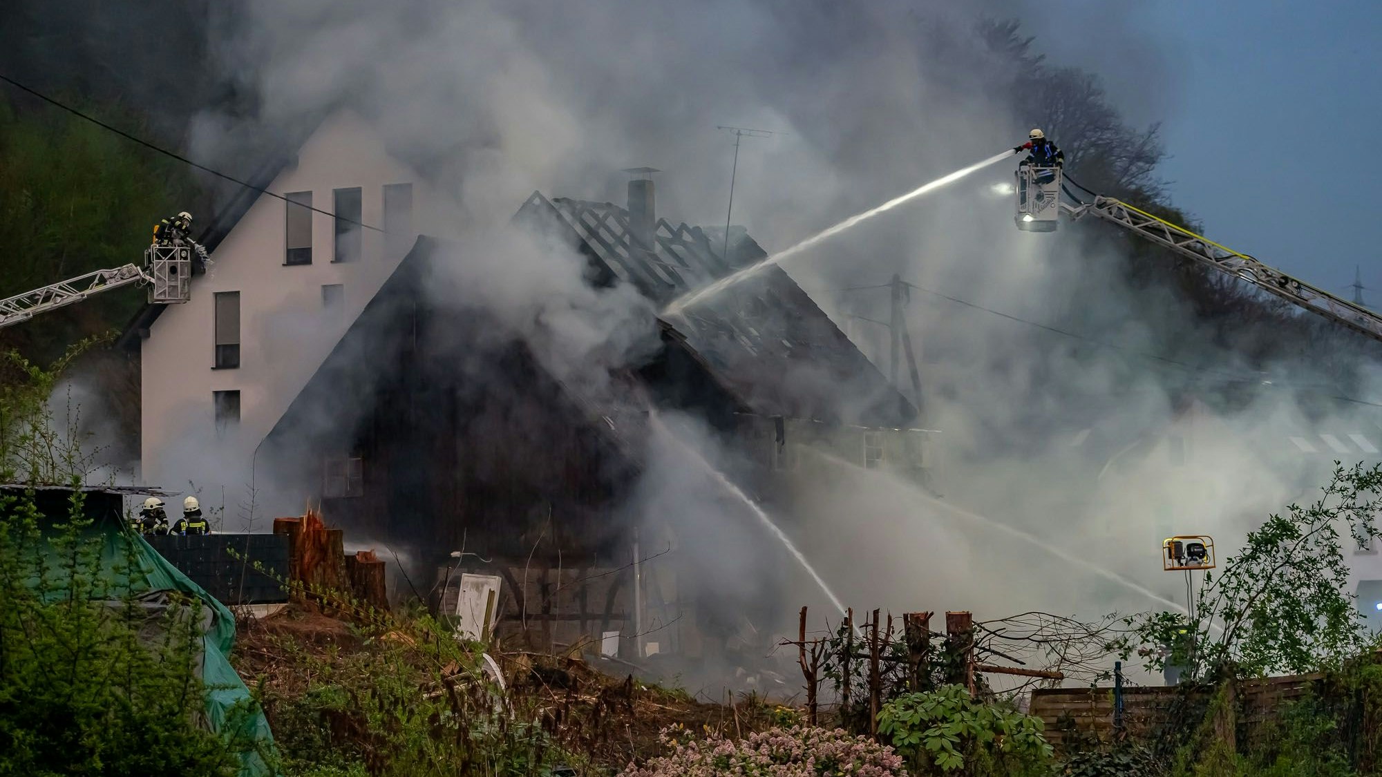 Im Gummersbacher Stadtteil Dieringhausen brennt derzeit ein leerstehendes Wohnhaus, das als vermüllt beschrieben wird. Der Großeinsatz der Feuerwehr wird sich bin in die späte Nacht hinziehen.