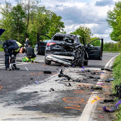 Das Bild zeigt den Unfall. Sowohl der Mercedes SUV als auch das Krad sind stark beschädigt. Die Polizei ist bei der Unfallaufnahme.