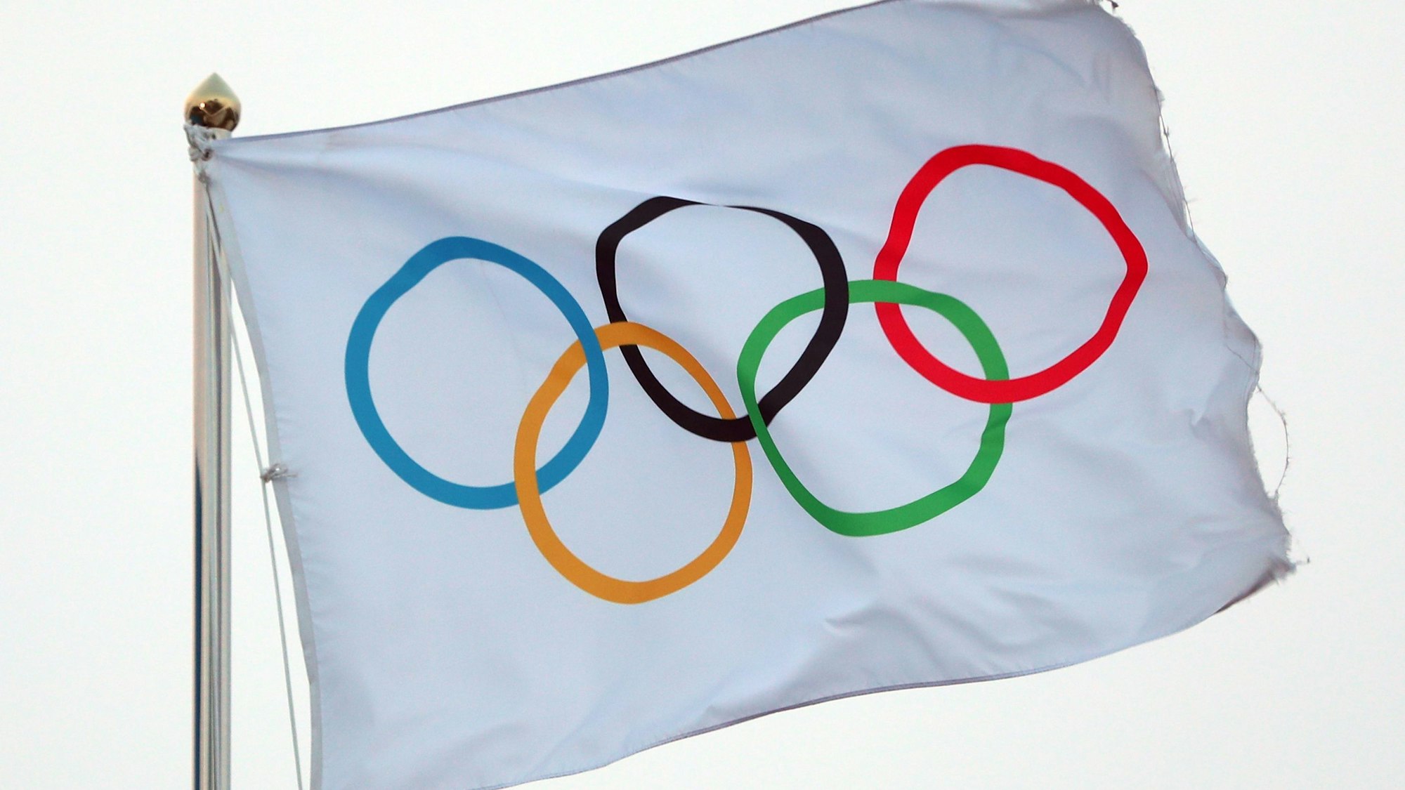Zu sehen ist eine Fahne mit den olympischen Ringen.