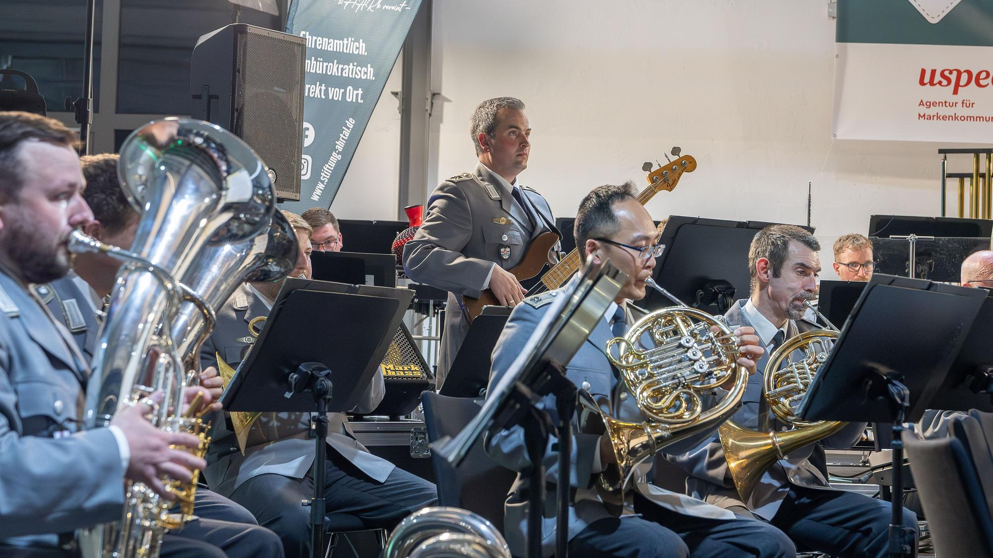 Das Bild zeigt einen Teil des Heeresmusikkorps.