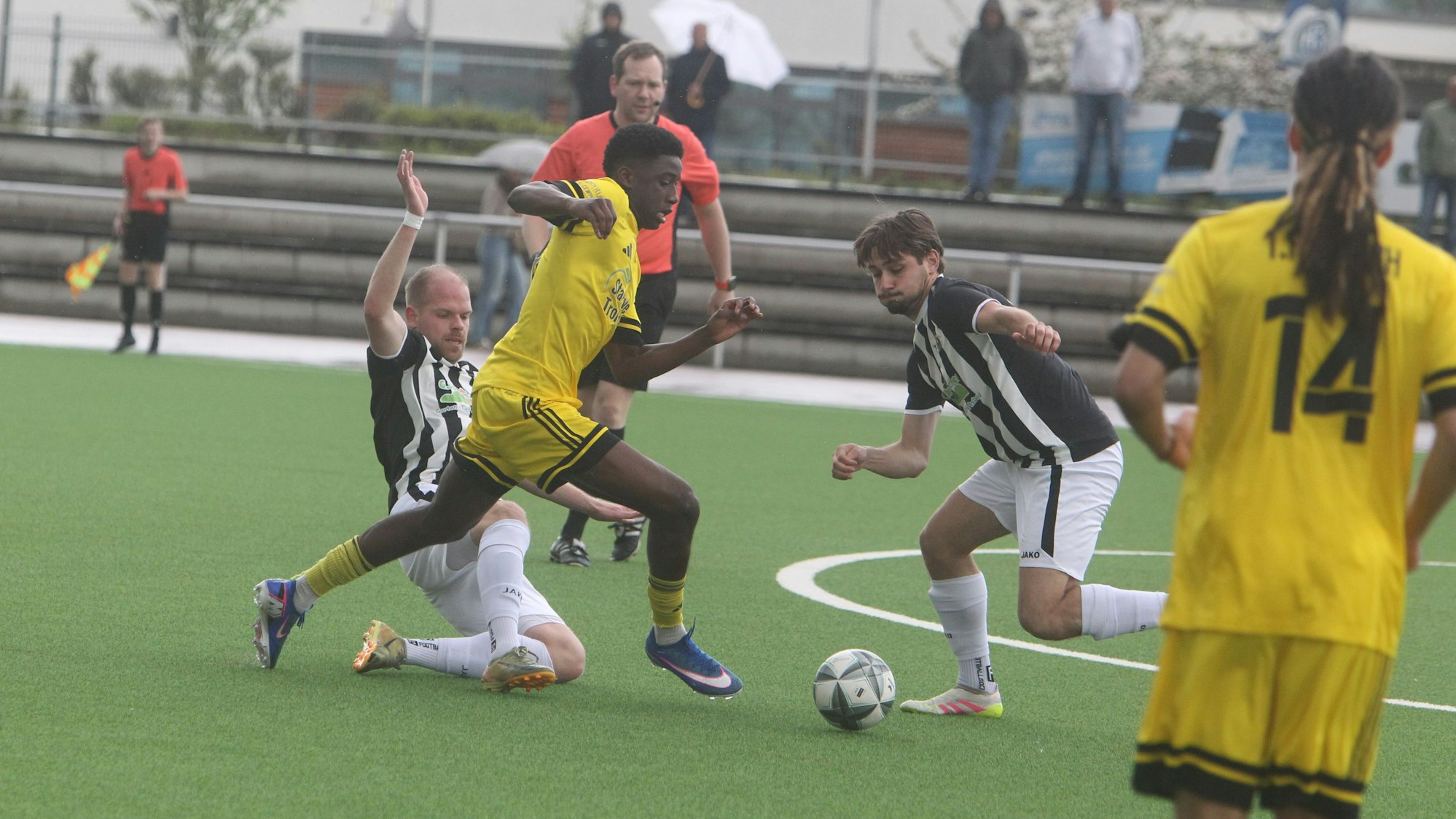 Der Spicher Bandian Conde wird von Max Orth (links) und Gerrit Vos in die Zange genommen.