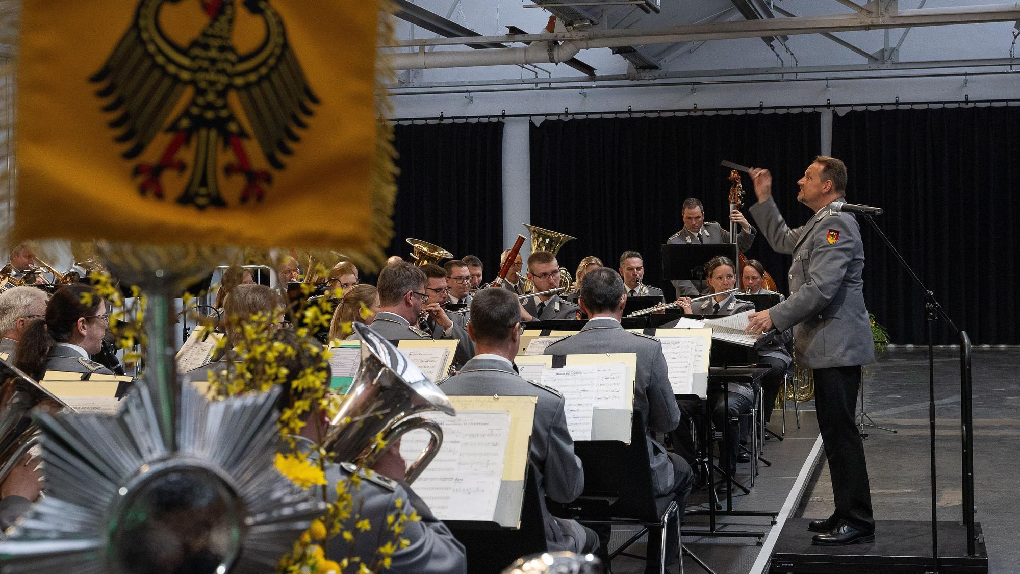Das Bild zeigt den Major während des Auftritts des Heeresmuksikkorps.