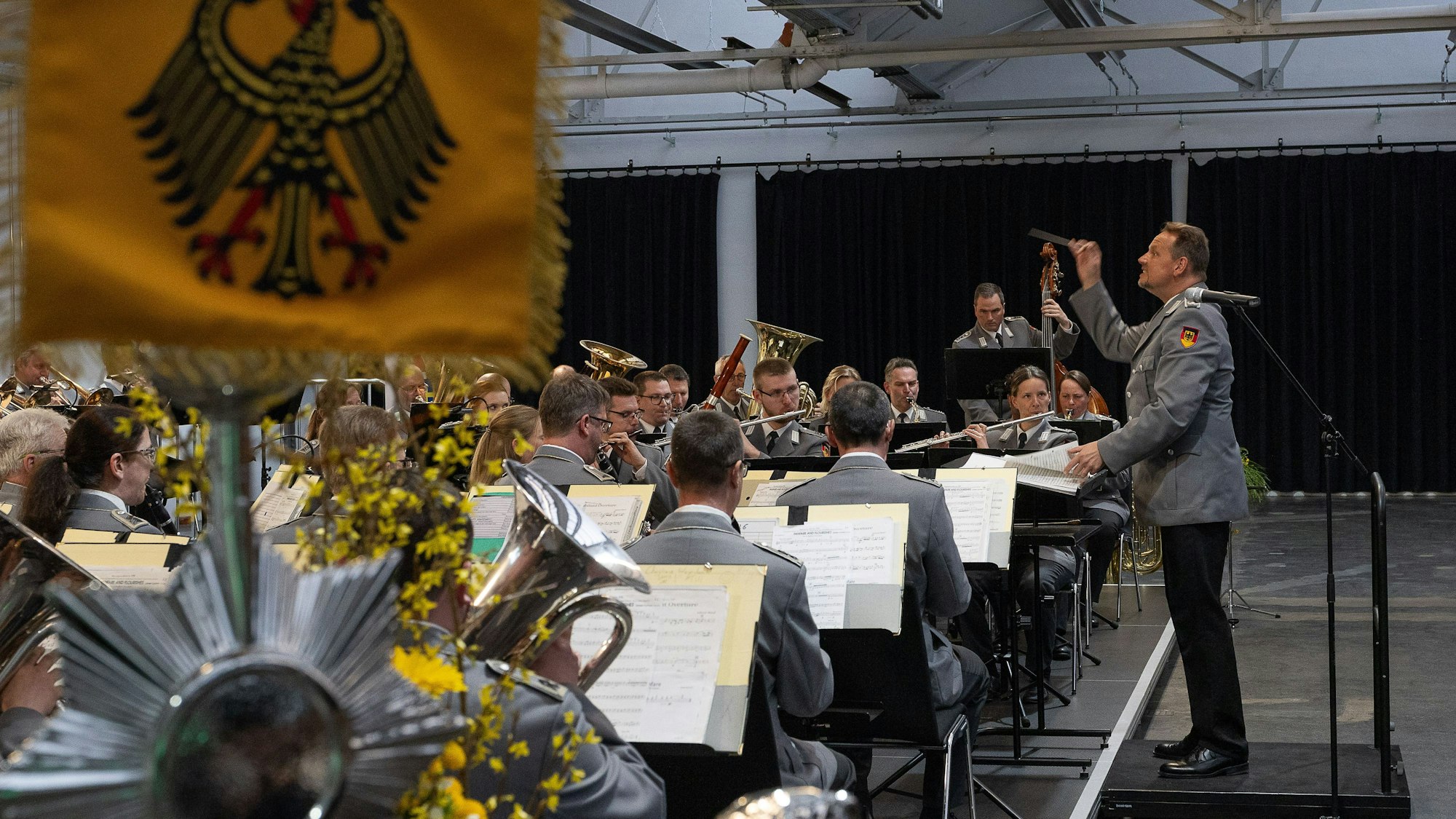 Das Bild zeigt den Major während des Auftritts des Heeresmuksikkorps.