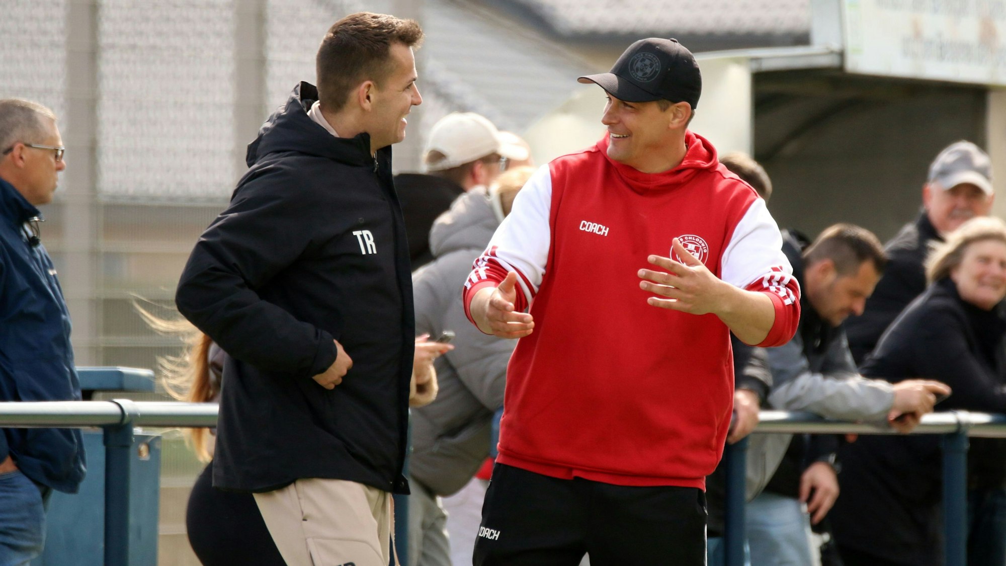 Helge Hohl und David Sasse unterhalten sich, beide lachen dabei.