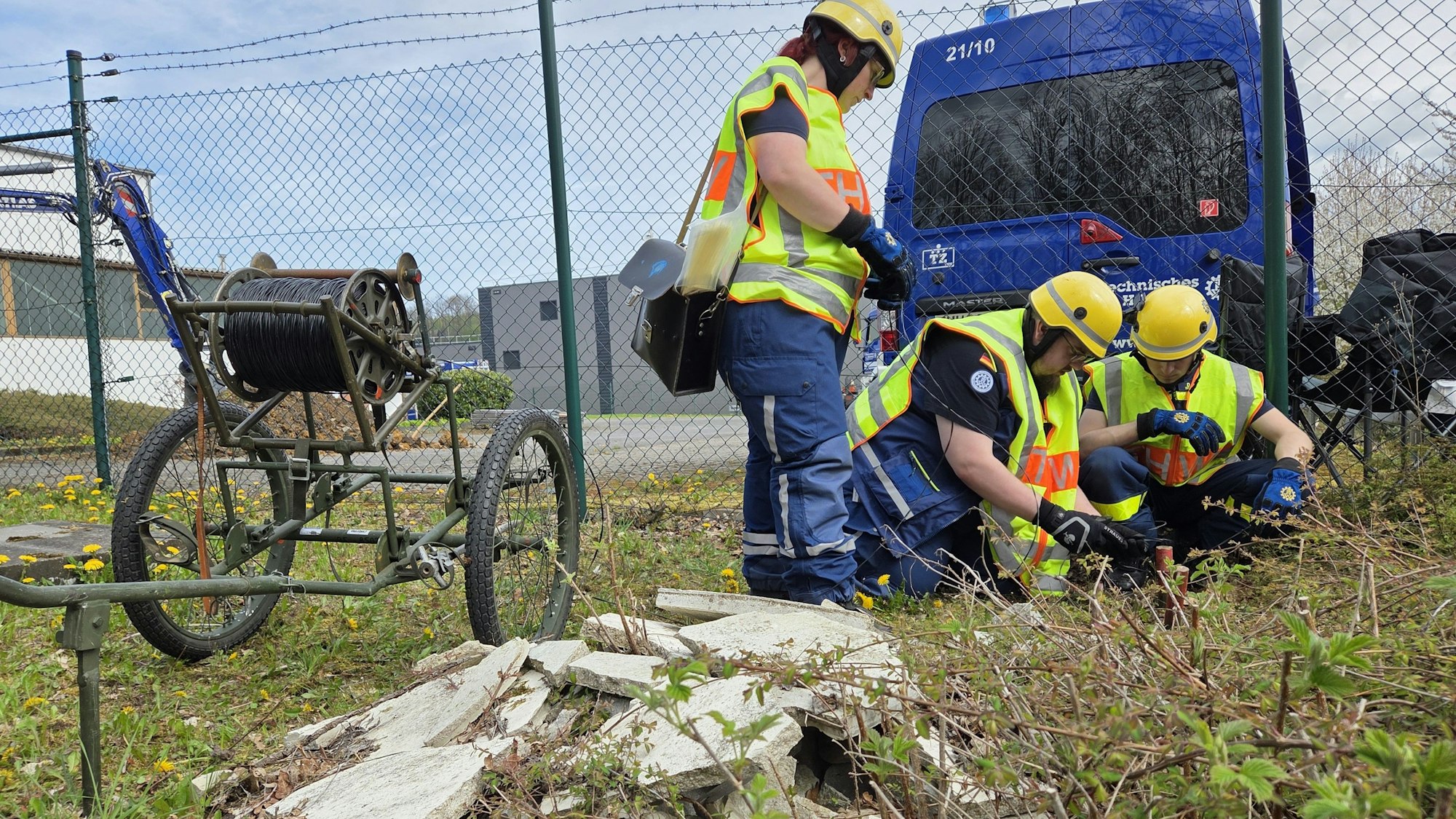 Telefonleitungen wie Anno dazumal: THW-Kräfte verlegen auf dem früheren Abus-Gelände Leitungen für ein eigenständiges Netz. Funk und Mobilfunk,so das fiktive Unglücksszenario, sind nämlich ausgefallen.