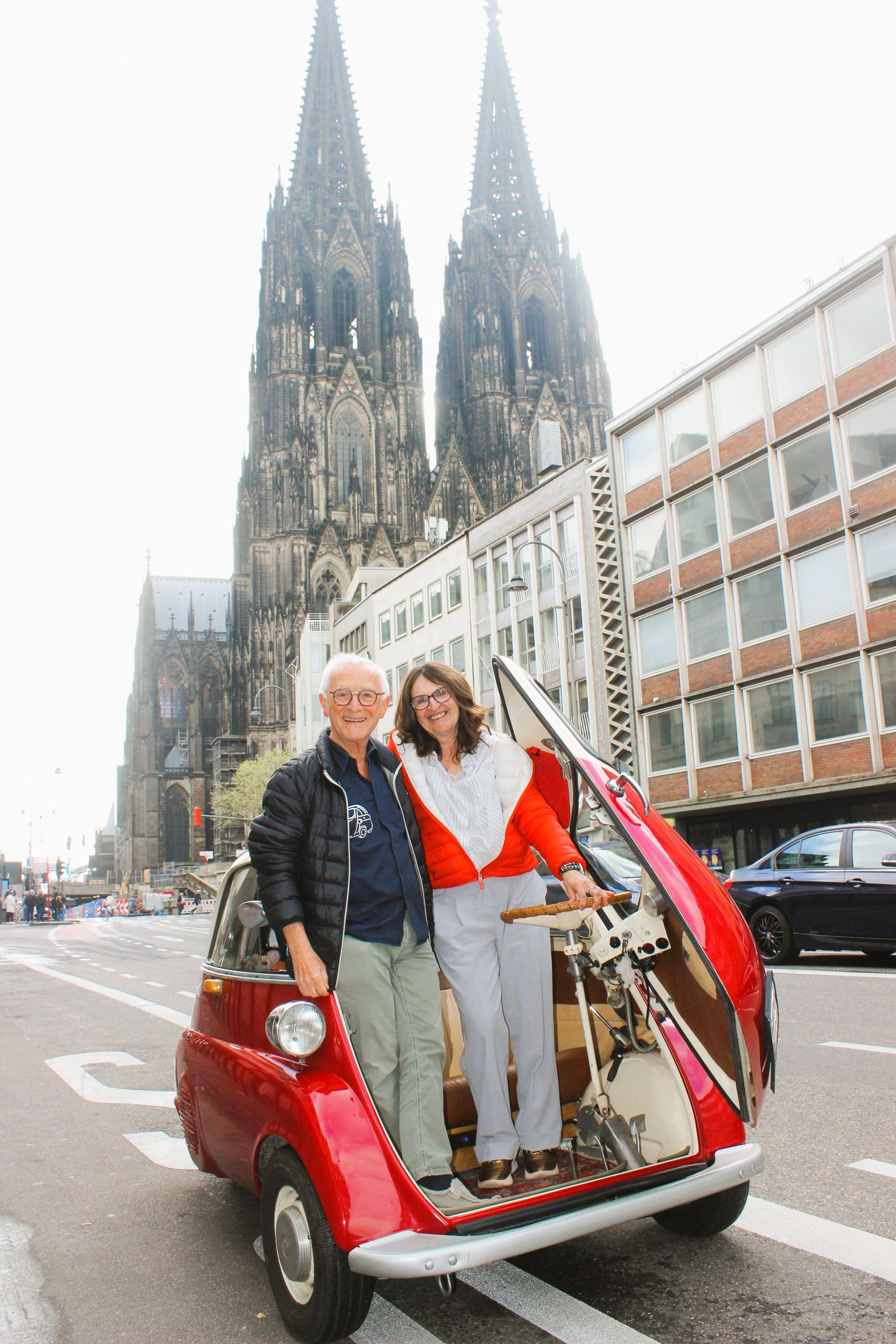 Die Schmidts mit ihrem BMW Isetta vor dem Dom
