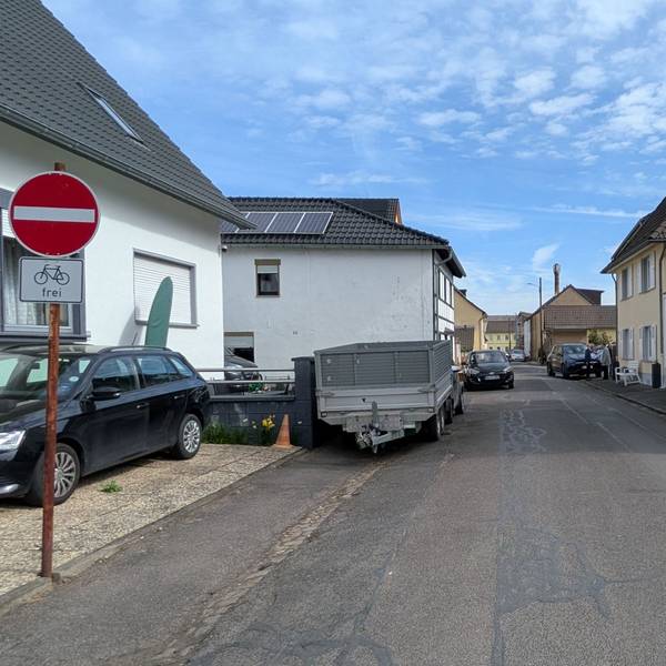 Die CDU-Fraktion beantragt eine neue Einbahnstraßenregelung in Hersel. Eng wird es auf der Vorgebirgsstraße.