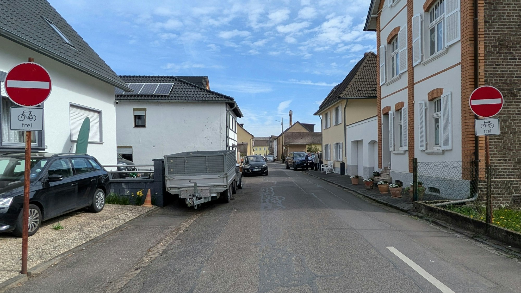 Die CDU-Fraktion beantragt eine neue Einbahnstraßenregelung in Hersel. Eng wird es auf der Vorgebirgsstraße.