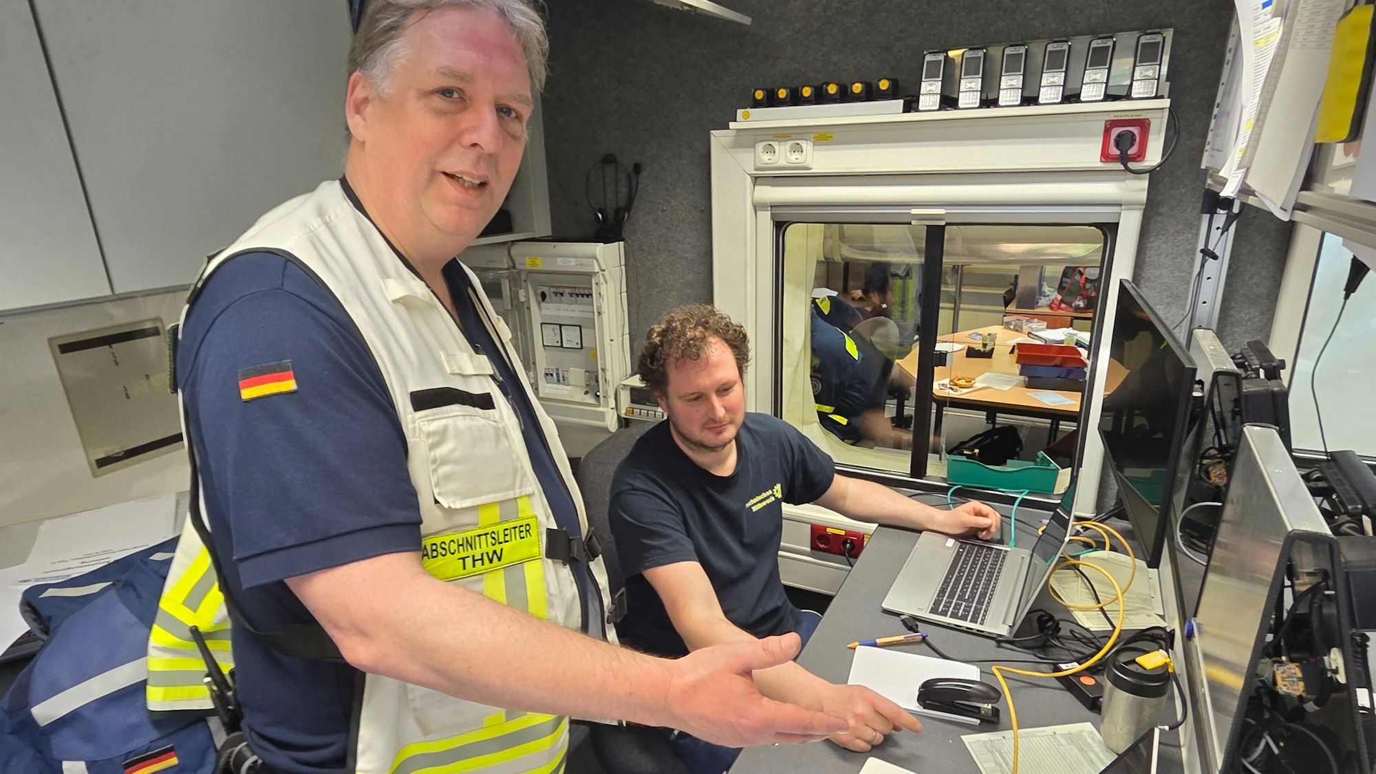 Damit Jens Schragner aus Siegen als Leiter der mobilen Einsatzstelle arbeiten, müssen die ehrenamtlichen Kräfte des Technischen Hilfswerks Drahtverbindungen für ein autarkes Telefonnetz knüpfen.