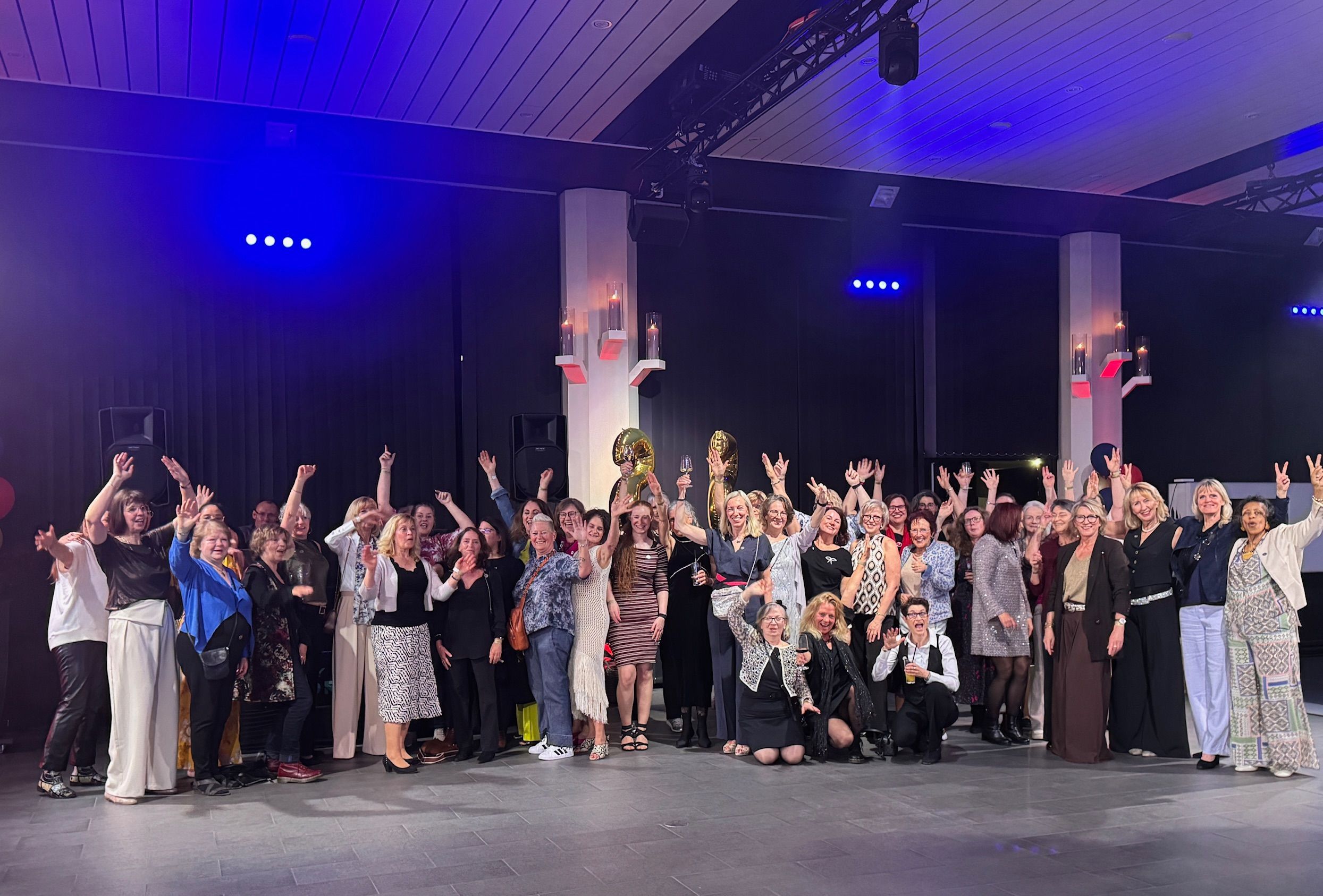 Das Bild zeigt etliche Frauen, die feiern.