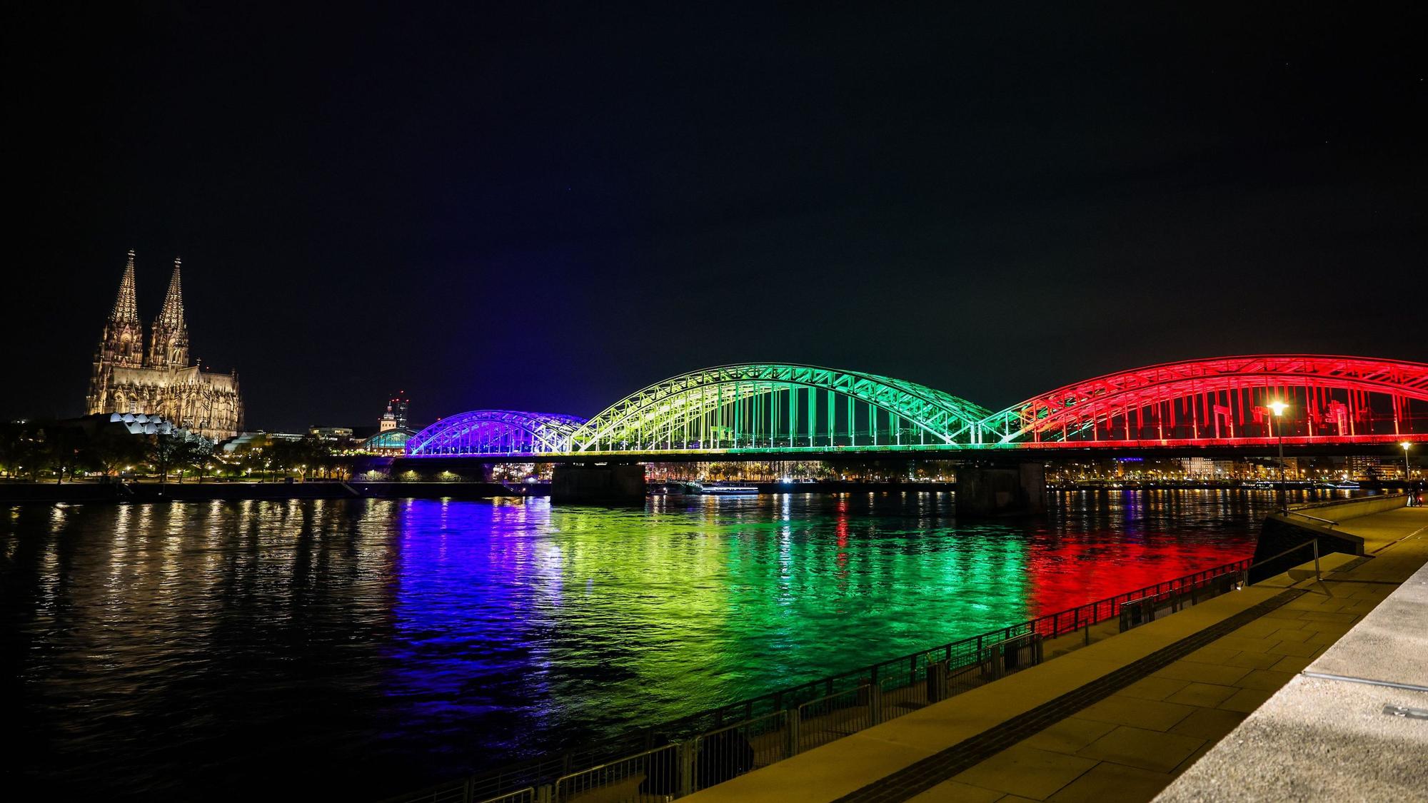 Die Hohenzollernbrücke leuchtet in den olympischen Farben nach der erfolgreichen Abstimmung um die Olympischen Spiele in Nordrhein-Westfalen.