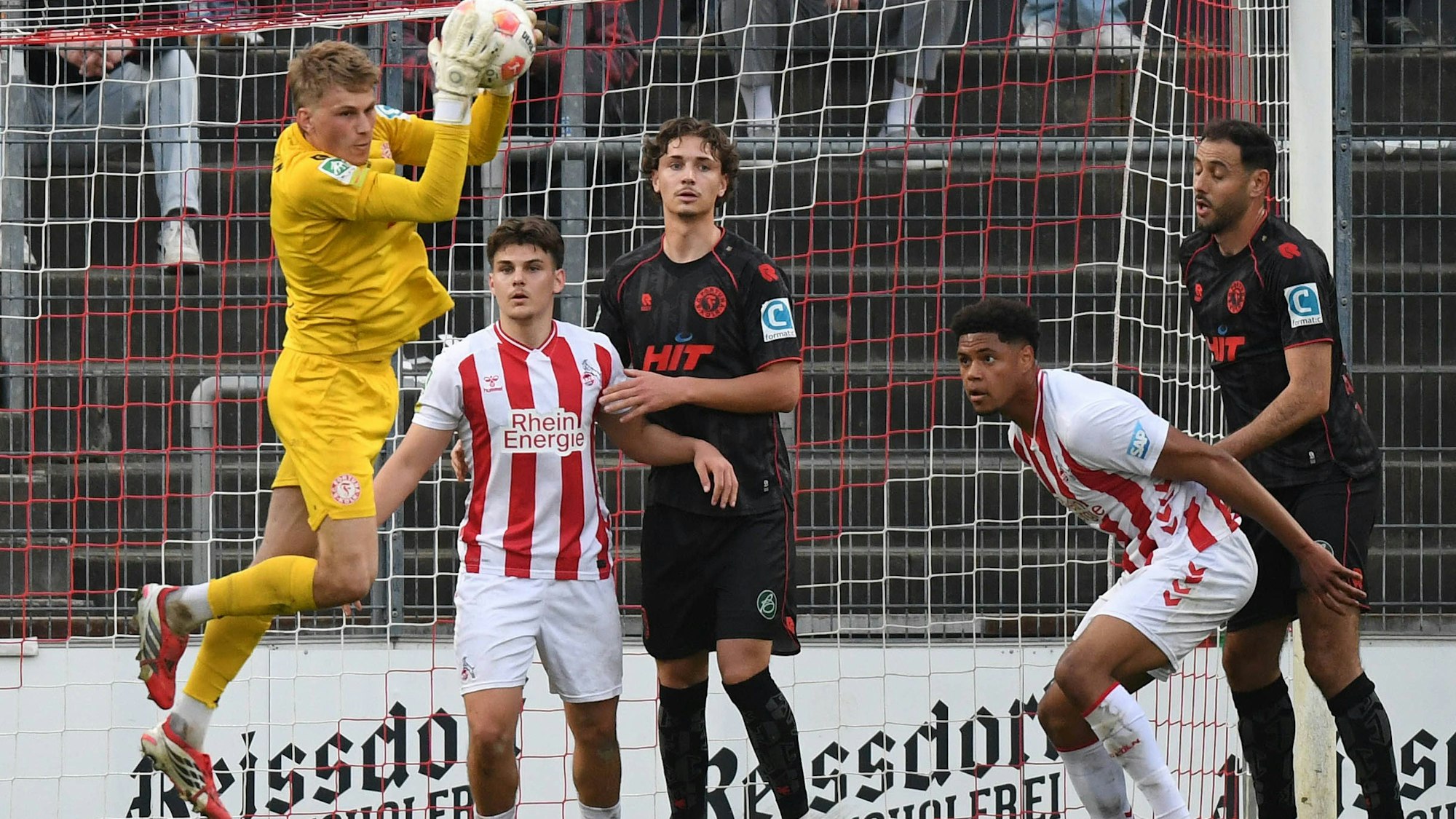 17.04.2026, xophax, Fussball Regionalliga West. 1.FC Köln II gegen SC Fortuna Köln. Ball. V.l.n. rechts : Lennart Winkler Fortuna , patrik Kristal 1.FC Köln Maximilian Fischer Fortuna K. , Yannick Mausehund 1.FC Köln , Hamadi Al Ghaddioui Fortuna Koeln *** 17 04 2026, xophax, Soccer Regionalliga West 1 FC Köln II vs SC Fortuna Köln Ball V l n right Lennart Winkler Fortuna , patrik Kristal 1 FC Köln Maximilian Fischer Fortuna K , Yannick Mausehund 1 FC Köln , Hamadi Al Ghaddioui Fortuna Koeln