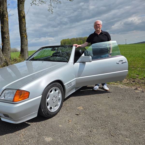 Seit etwa einem Jahr ist Manfred Bestgen Geschäftsführer des Parkhotels in Nümbrecht. Jetzt hat der Besitzer eines Mercedes 320 SL an einem Freizeitführer für Liebhaberinnen und Liebhaber von Oldtimern mitgeschrieben.