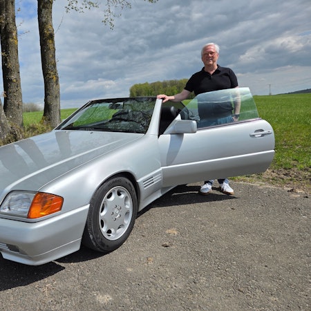 Seit etwa einem Jahr ist Manfred Bestgen Geschäftsführer des Parkhotels in Nümbrecht. Jetzt hat der Besitzer eines Mercedes 320 SL an einem Freizeitführer für Liebhaberinnen und Liebhaber von Oldtimern mitgeschrieben.
