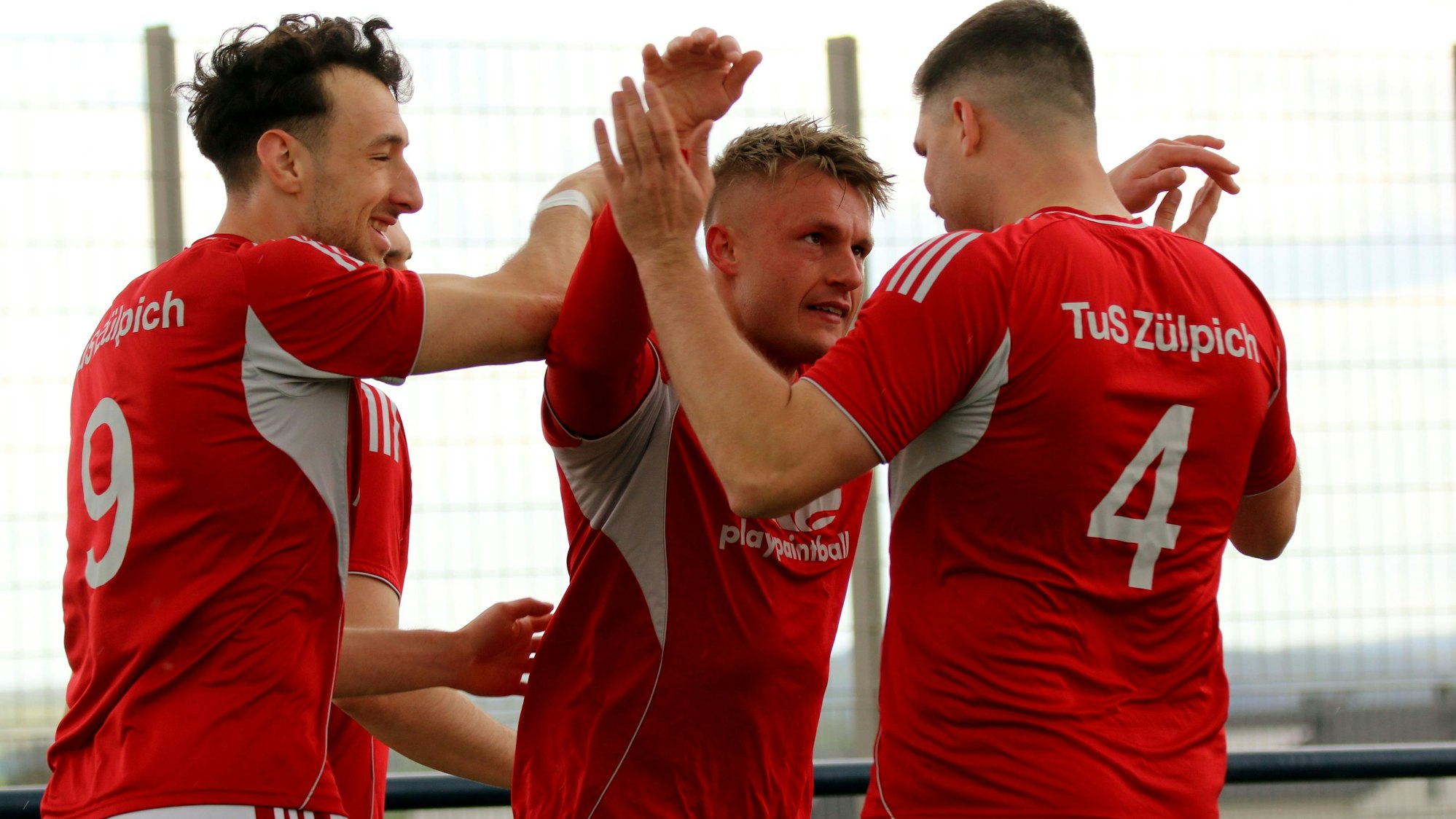 Marvin Iskra (M.) und Luca Ohrem (l.) feiern den Treffer zum 1:0 mit Lucas Carell.