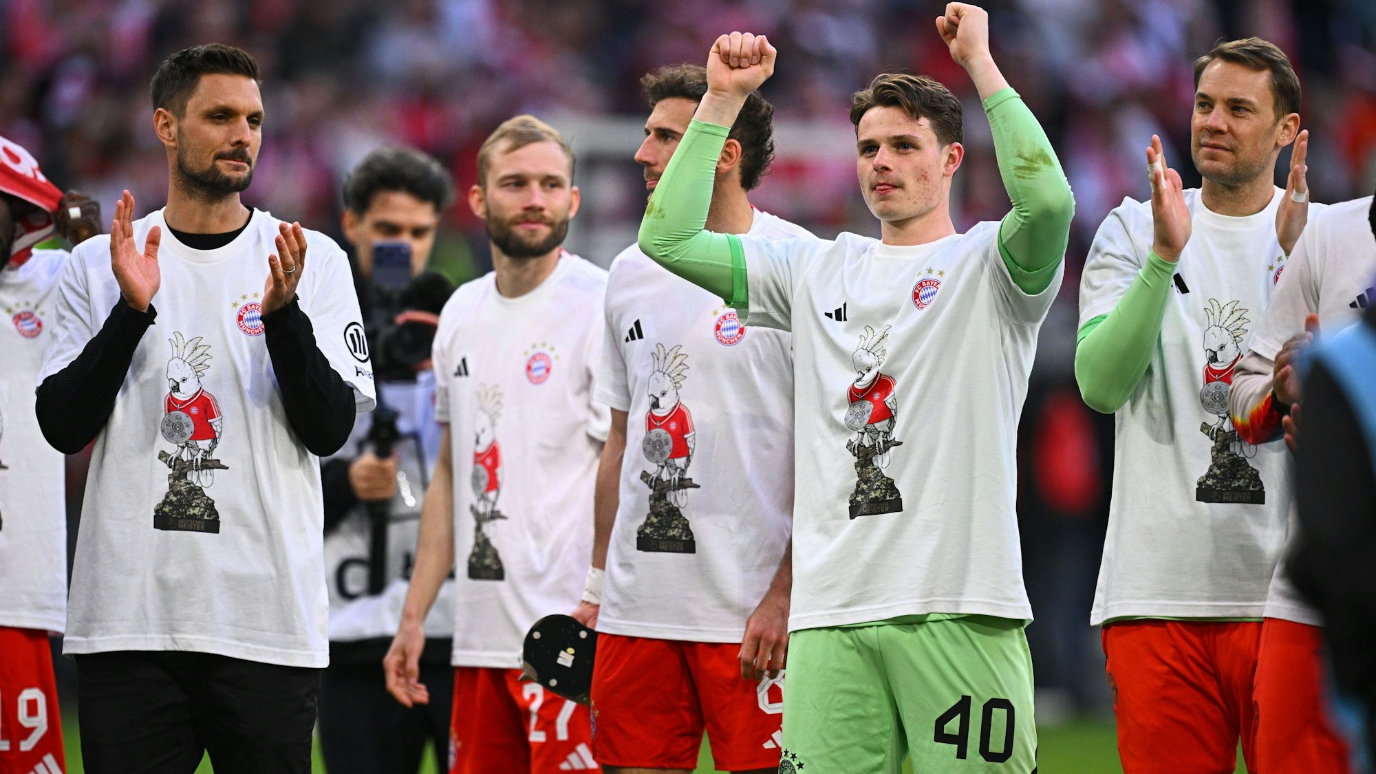 Sven Ulreich (l-r), Konrad Laimer, Leon Goretzka (Bayern München), Jonas Urbig und Manuel Neuer feiern den Gewinn der Deutschen Meisterschaft.
