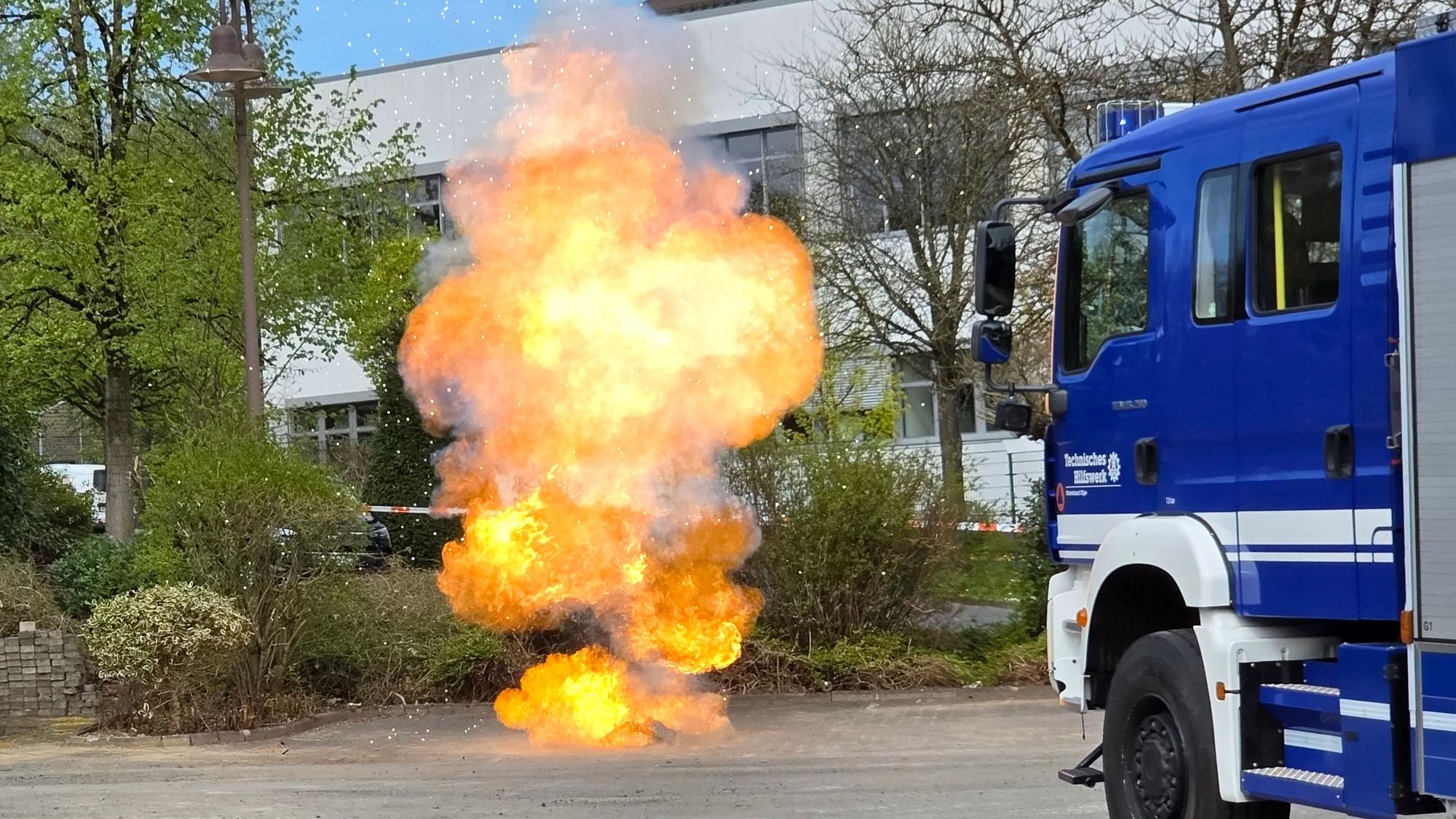 Immer wieder kommt es auf dem ehemaligen Firmengelände des Kranbauers Abus in Marhienheide zu – gewollten – Explosionen.