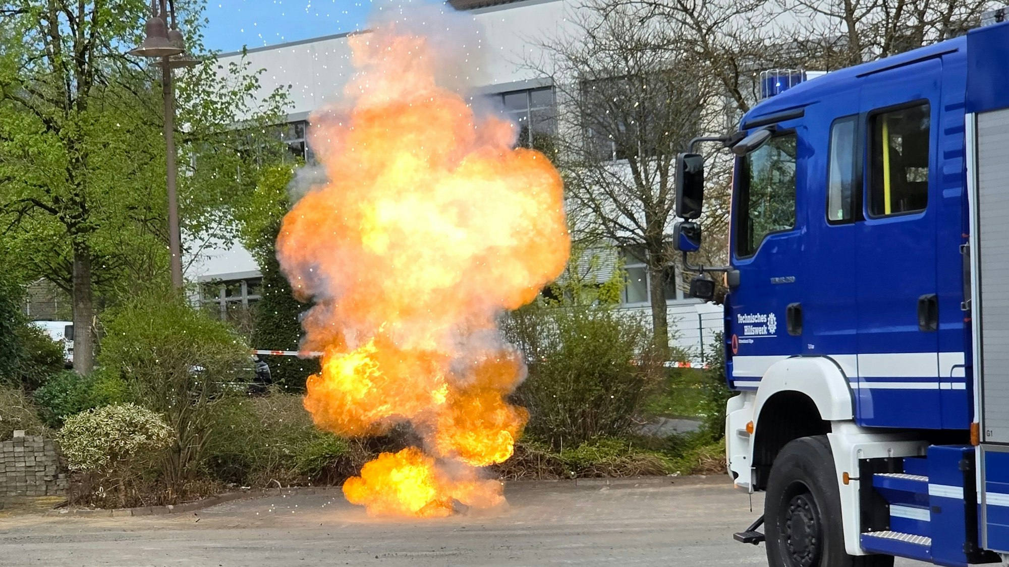 Immer wieder kommt es auf dem ehemaligen Firmengelände des Kranbauers Abus in Marhienheide zu – gewollten – Explosionen.