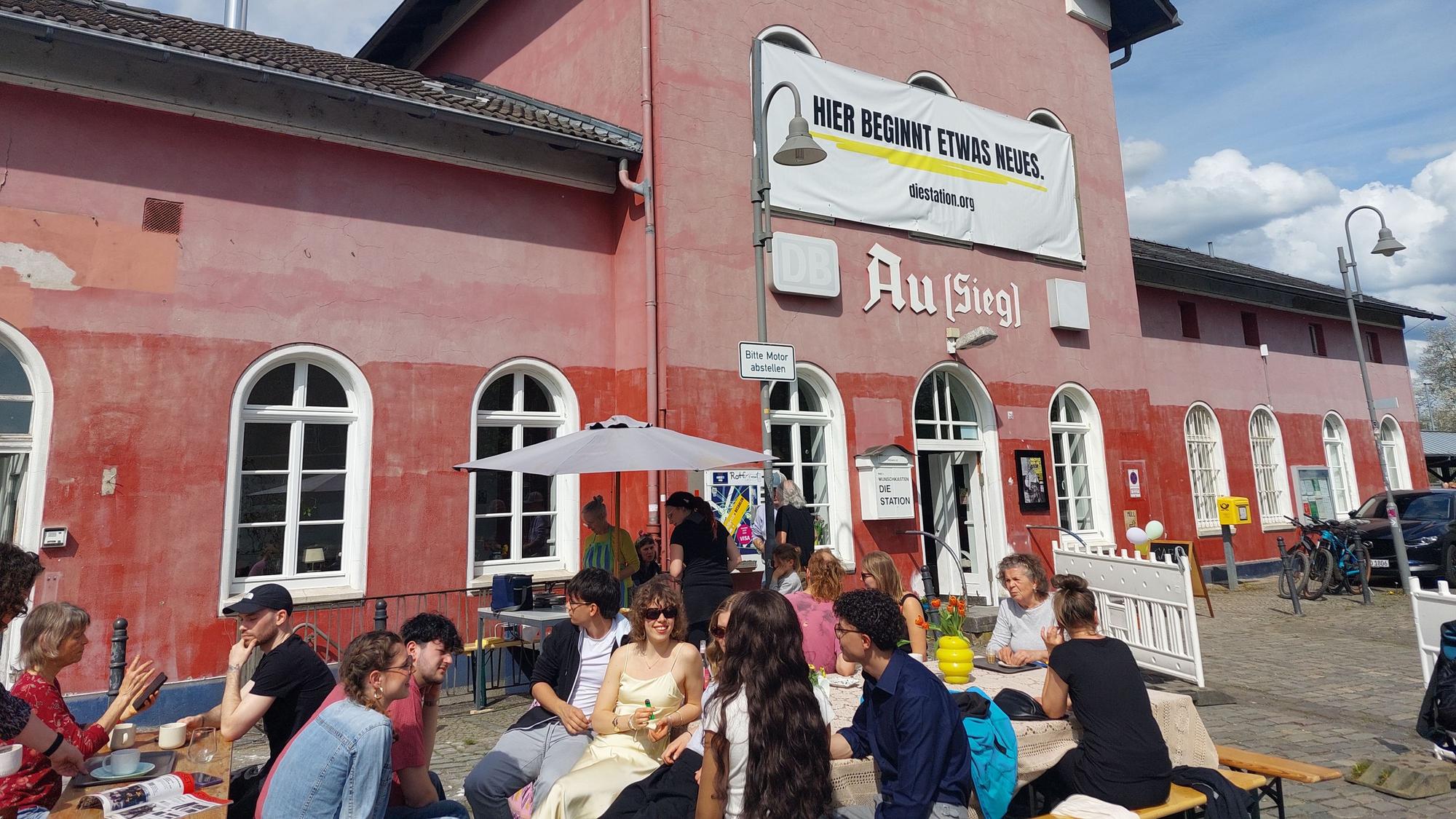 Mit der Eröffnung des Stationscafés ist am Bahnhof in Windeck-Au die erste Stufe der Bespielung der gezündet. Das komplette Erdgeschoss wird zum kulturellen Ort „Die Station“ ausgebaut.