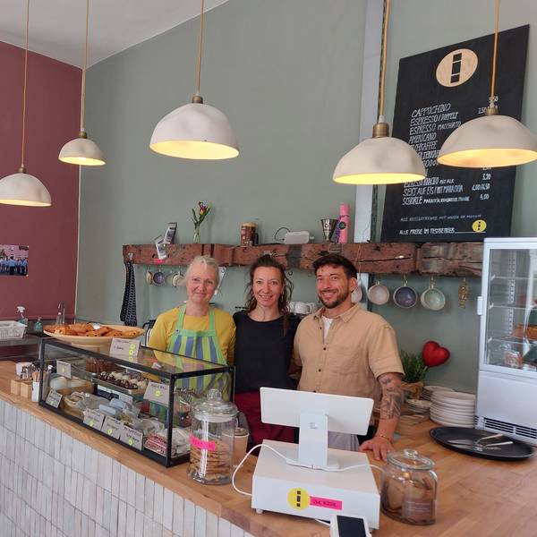 Gastgeberin Sarah Jung mit Ehemann und Barista Paul und Mutter Margarete Gross.